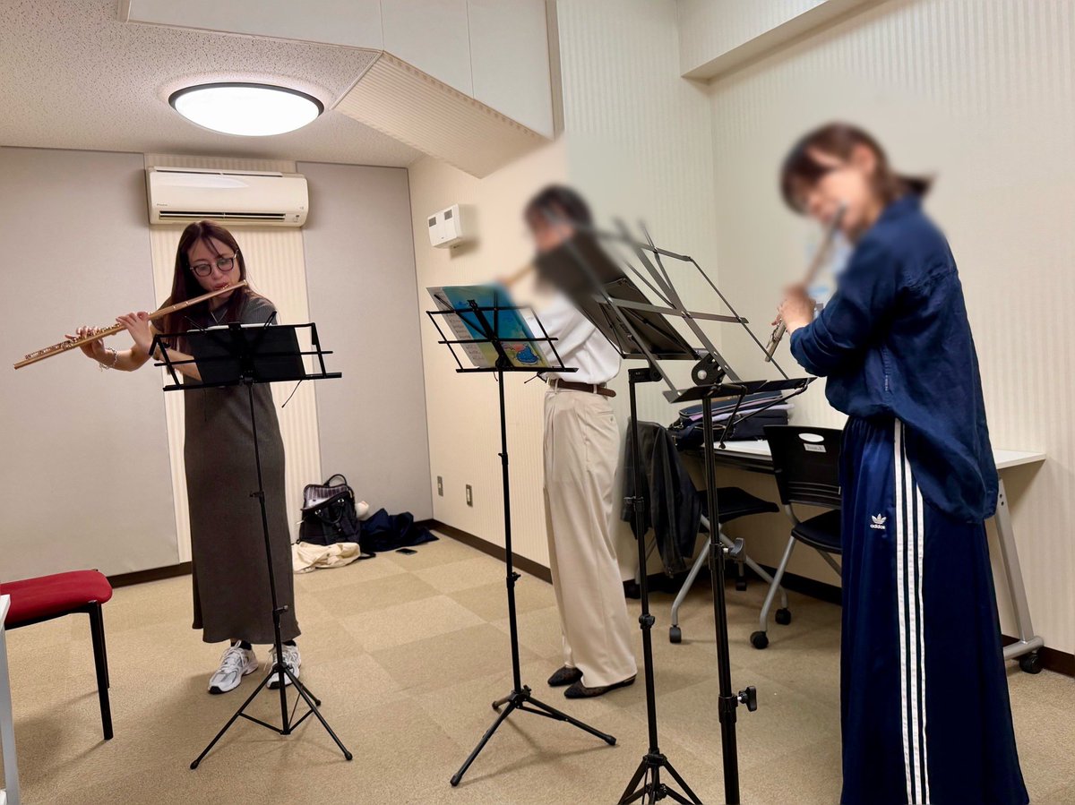 Ensemble_Ring's tweet photo. コンサートが終わったばかりですが、翌日から早速レッスンが始まっています！
本日も昨日に続きレッスン💪🏻
5月後半はたくさんのイベント・施設演奏の予定があります！✨

演奏のご依頼も出演者もお待ちしております🙌🏻

#FluteRing💍✨
#フルート
#フルートアンサンブル https://t.co/1dOSEoVyja