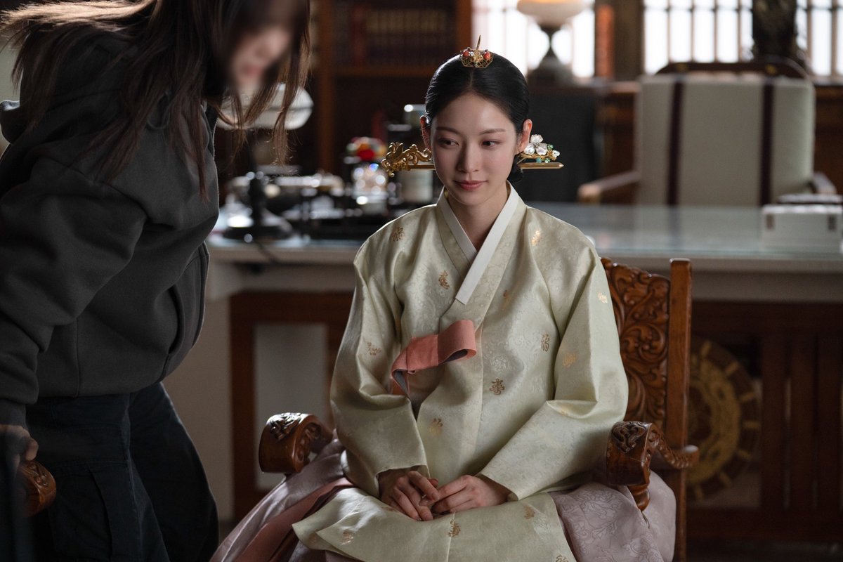 VARO_ent's tweet photo. [📷]

MBC #21세기대군부인
<Perfect Crown> Episodes 9 &amp; 10
Behind Photo 🐰📸

#공승연 #GongSeungYeon
#바로엔터테인먼트 #VAROentertainment https://t.co/X27pxVQwPv