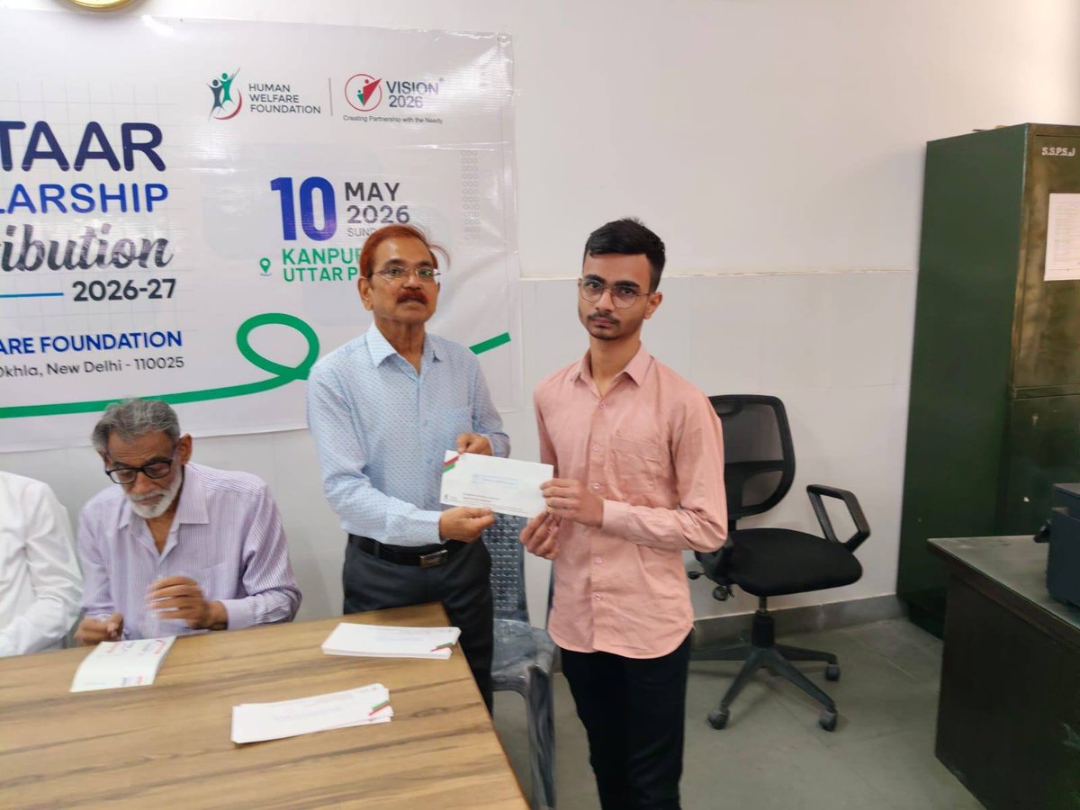 HWFConnect's tweet photo. Raftaar Scholarship distribution held at Sir Syed School in Kanpur, UP, with sixty-nine students picking up their half-yearly scholarships.
Mr. Shareef Ahmad, General Secretary of Sir Syed School, joined Mr. Idris Ansari and Mr. Izhar Ansari to hand out the scholarship cheques. They addressed the students, urging them to keep pushing forward in their studies.
As part of the event, there was a special counseling session for single mothers, aimed at supporting them and helping them get more involved in the community.