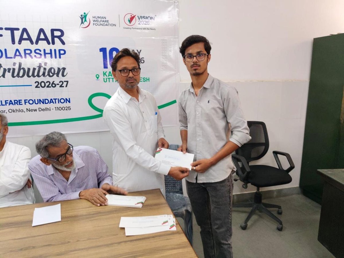 HWFConnect's tweet photo. Raftaar Scholarship distribution held at Sir Syed School in Kanpur, UP, with sixty-nine students picking up their half-yearly scholarships.
Mr. Shareef Ahmad, General Secretary of Sir Syed School, joined Mr. Idris Ansari and Mr. Izhar Ansari to hand out the scholarship cheques. They addressed the students, urging them to keep pushing forward in their studies.
As part of the event, there was a special counseling session for single mothers, aimed at supporting them and helping them get more involved in the community.