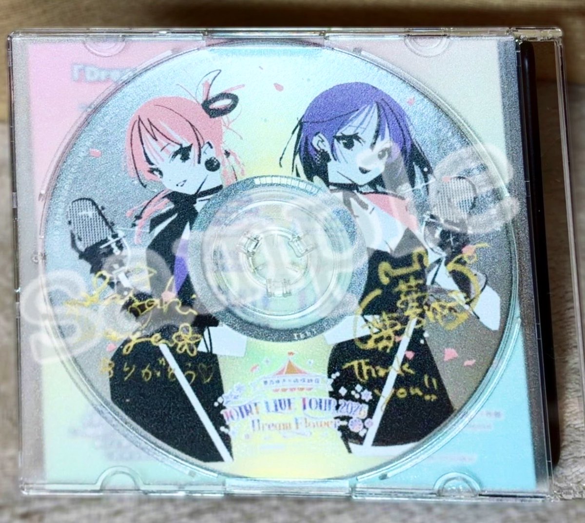 Wサイン入りのイメージソングCDは 会場毎にサインが入る場所が変わり