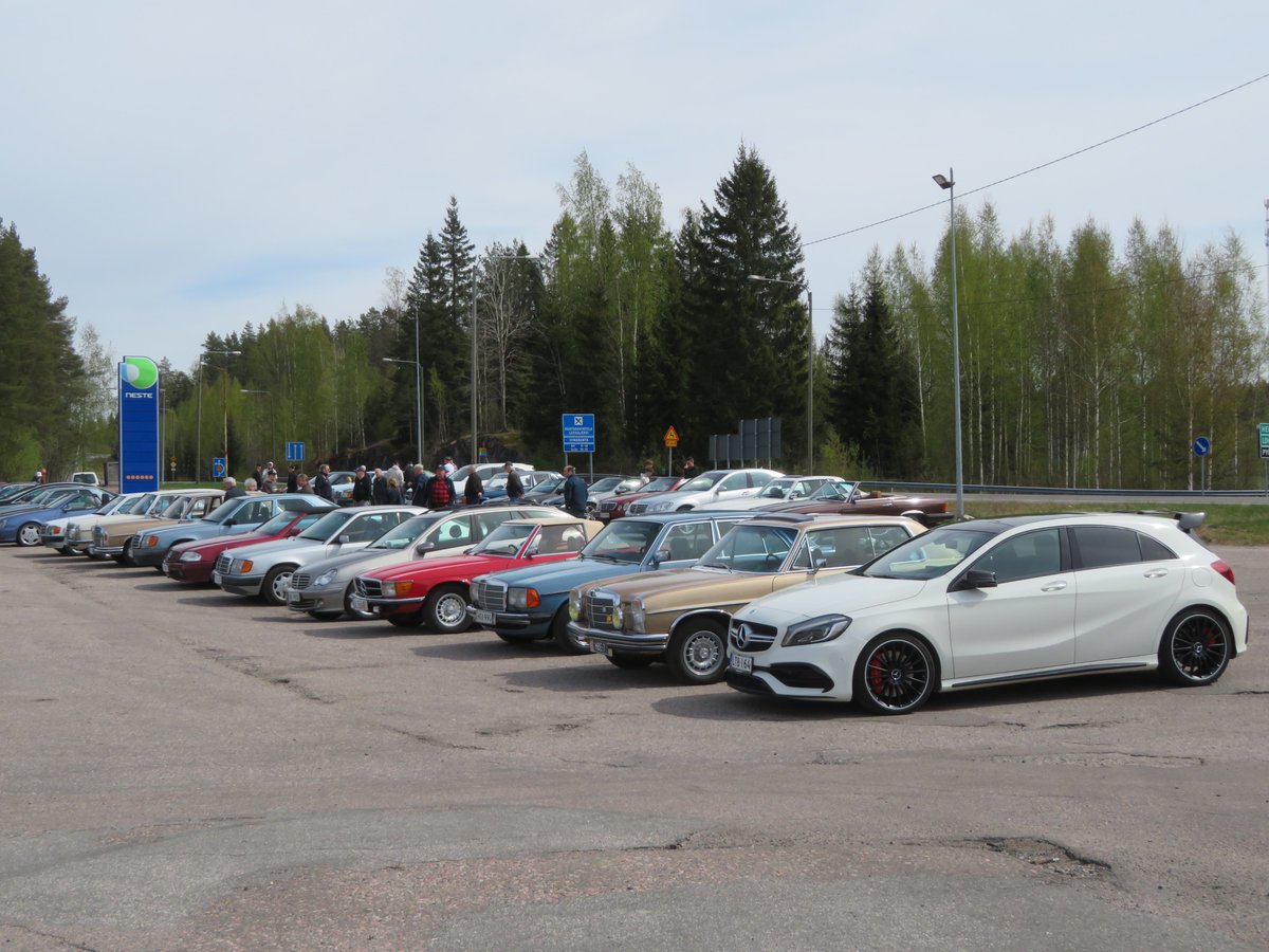 Suomen Mercedes-Benz klubin Uudenmaan ja Varsinais-Suomen jaokset järjestivät viime lauantaina ajelun perinteiselle Lahnajärven taukopaikalle, joka muutaman kuukauden tauon jälkeen avautui 1.5.2026 alkaen uuden ravintoloitsijan toimesta. Liityimme ajeluun Muurlan lasi-kahvilan