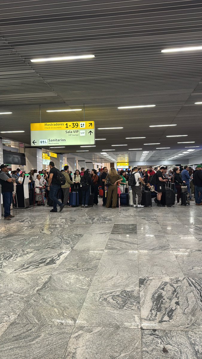 mishellevelez's tweet photo. @viajaVolaris para variar caos en el aeropuerto de #GDL sin sistema y filas eternas. #pesimaexperiencia https://t.co/vfyFt90oBJ