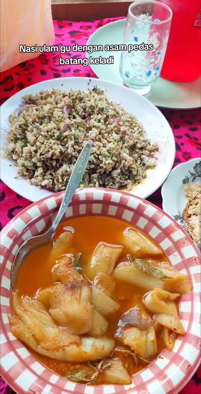 rilispitis's tweet photo. @arieparikesit Kalau di negeri Kedah pula, kami ada nasi ulam versi yg sudah siap digaul, dan selalu dihidang bersama asam rebus keladi. https://t.co/kyHEF1M7O5