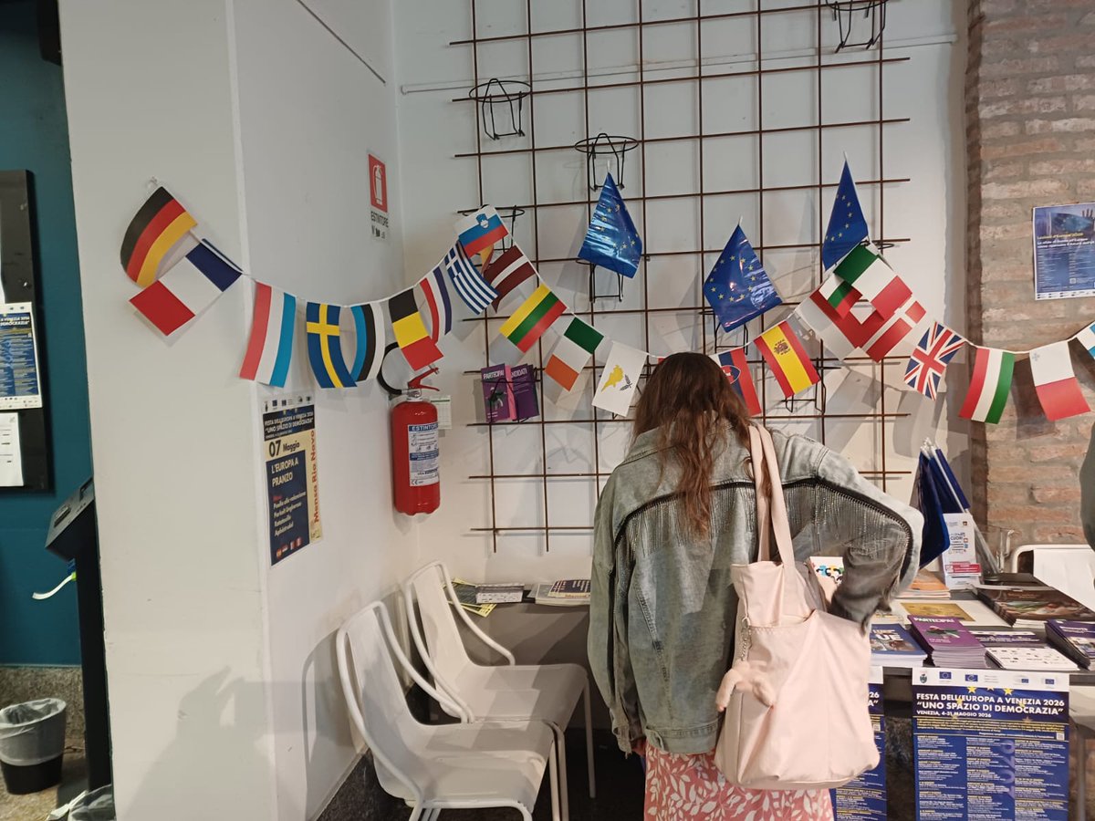 EuropeDirectVe's tweet photo. 🇪🇺Giovedì 7 maggio 2026 dalle ore 11.30 alle 14.30 presso il ristorante Universitario Rio Novo a Venezia si è tenuto "L'Europa a pranzo". Durante il pranzo, è stato allestito uno stand informativo europeo, con materiale informativo gratuito.🇪🇺 https://t.co/62zHZUrHy5