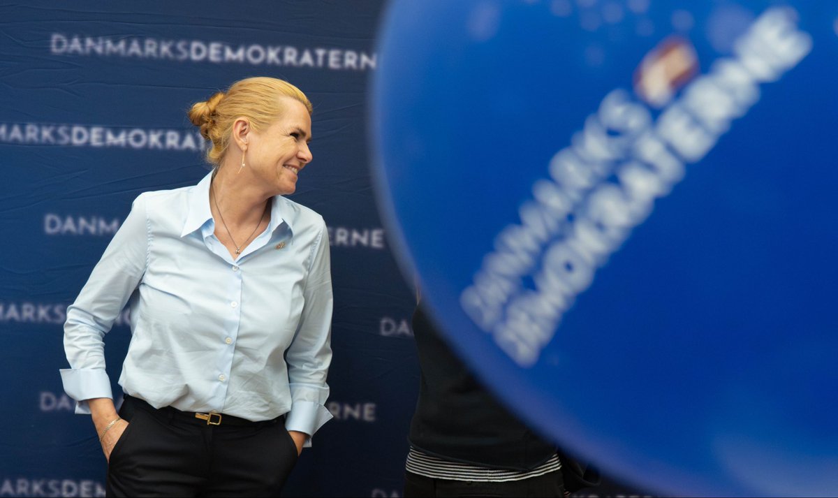 stojberg's tweet photo. Lad os få Mette Frederiksen ud af Statsministeriet!
 
I dag går Danmarksdemokraterne til det første møde med Troels Lund Poulsen, der er blevet udpeget til kongelig undersøger. Vores mål er helt klart: Vi vil gøre alt, hvad vi kan for at sikre en borgerlig ledet regering, så vi kan komme af med Mette Frederiksen som statsminister.
 
Det kommer til at kræve, at alle bøjer sig mod hinanden. Men vi får ikke strammet op på udlændingepolitikken, sænket afgifterne på benzin og diesel og skabt en bedre balance i Danmark, hvis vi accepterer det som en naturlov, at der skal sidde en socialdemokrat på statsministerposten.