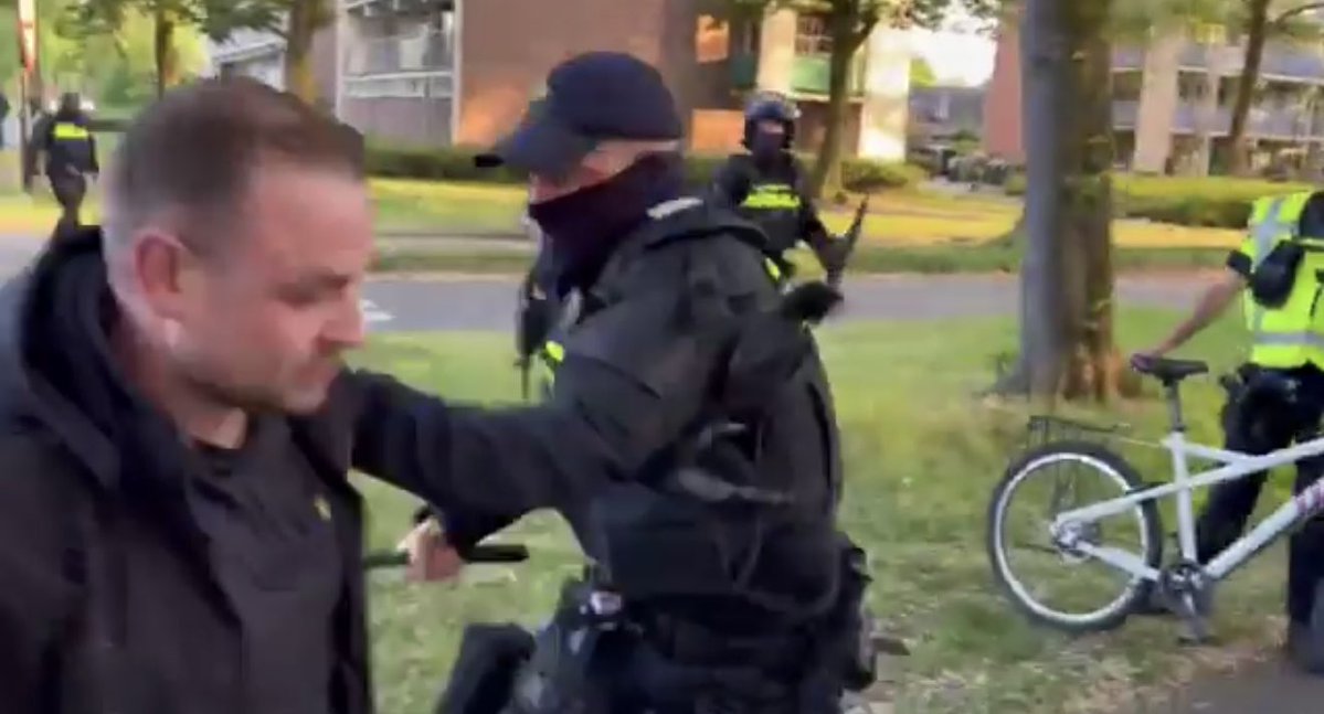 Op de linker foto ziet u de Nederlandse politie, dierenvrienden / dienstbaar / beschermend naar de bevolking.
Op de rechter foto ziet u de mobiele eenheid aangestuurd door #D66 en linkse burgemeesters.
Laten we die twee niet door elkaar halen.
#WegMetKabinetJetten #Politie