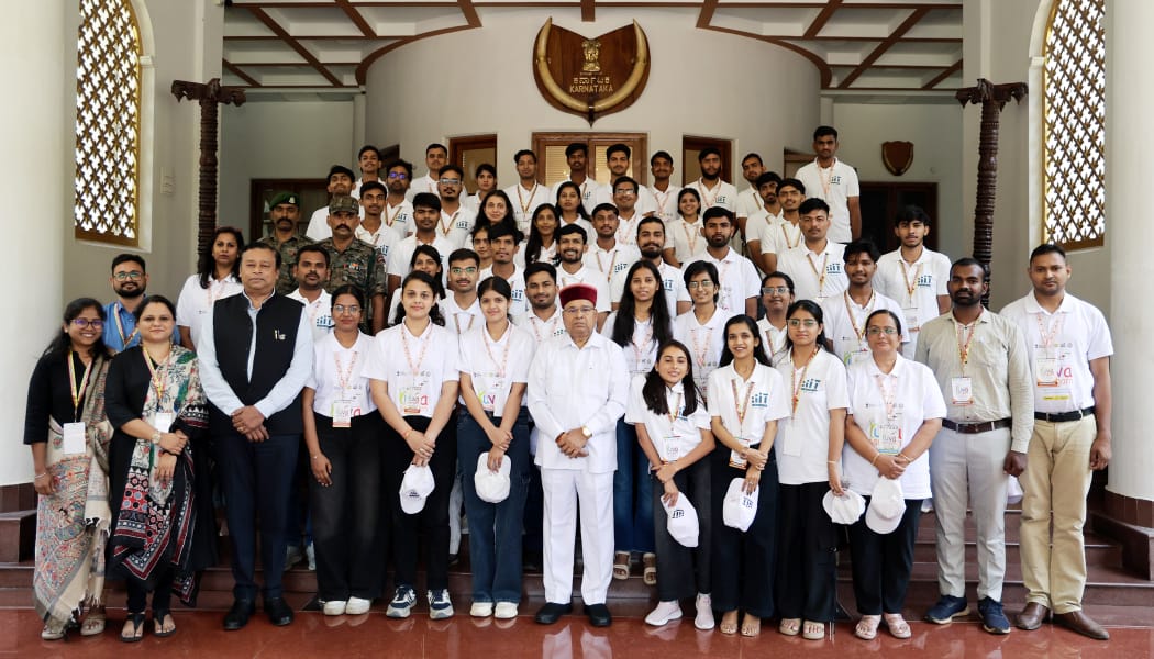 EBSB_Edumin's tweet photo. As part of Yuva Sangam Phase VI under the ‘#EkBharatShreshthaBharat’ initiative, delegates of Rajasthan hosted by @dharwad_iiit had the privilege of interacting with the Hon’ble Governor Shri @TCGEHLOT at Lok Bhavan, Karnataka in an enriching and inspiring session.

#YuvaSangam https://t.co/wfRluOwYln