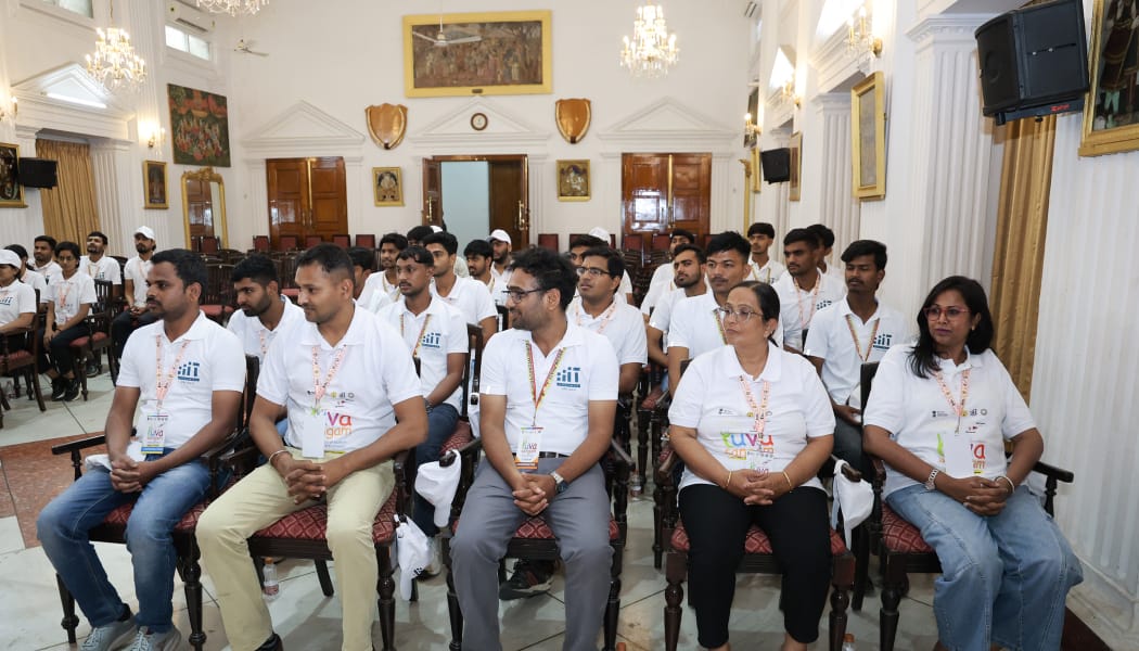 EBSB_Edumin's tweet photo. As part of Yuva Sangam Phase VI under the ‘#EkBharatShreshthaBharat’ initiative, delegates of Rajasthan hosted by @dharwad_iiit had the privilege of interacting with the Hon’ble Governor Shri @TCGEHLOT at Lok Bhavan, Karnataka in an enriching and inspiring session.

#YuvaSangam https://t.co/wfRluOwYln