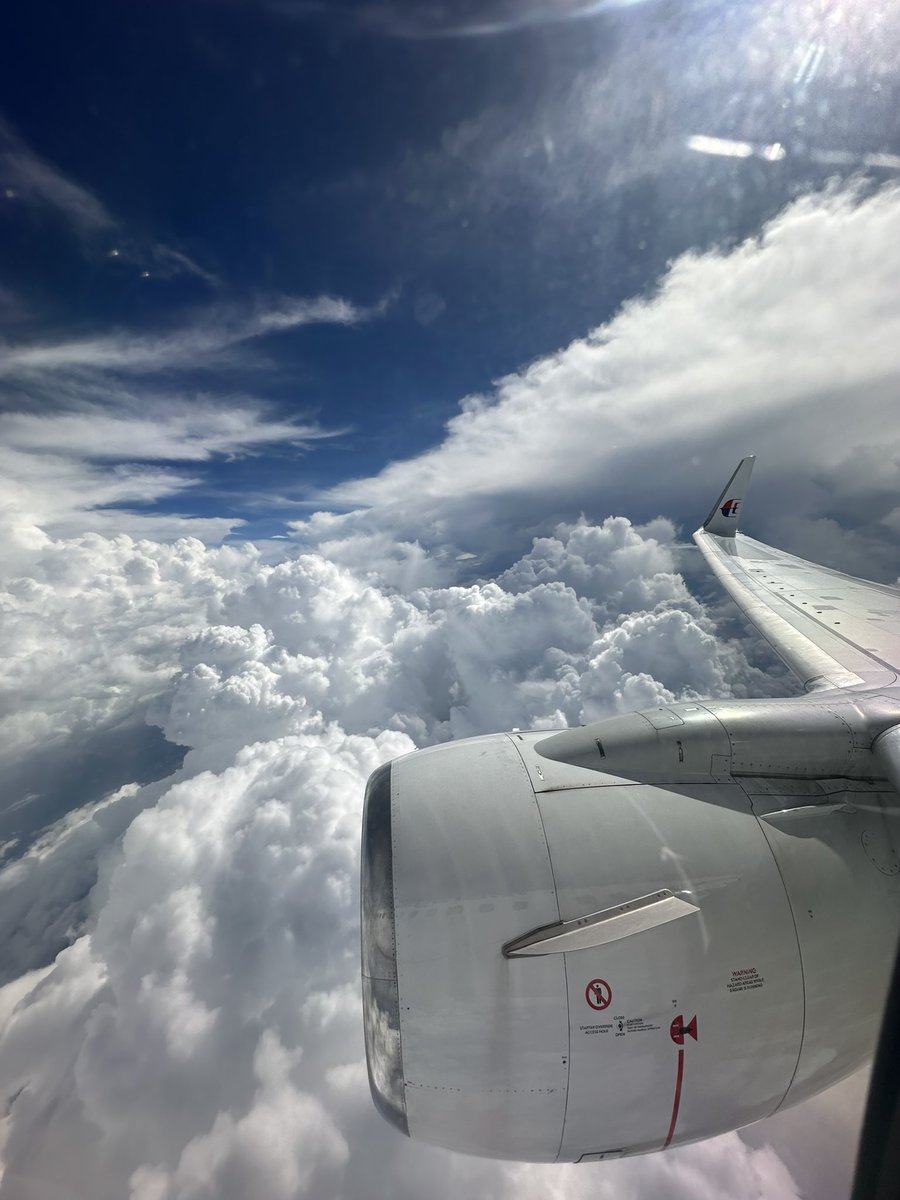 funkey7tabichan's tweet photo. ペナンからクアラルンプールへの機内からの空　やっぱ東南アジア上空の雲はモコモコ感がデカくて好き
#世界の機窓から https://t.co/JgTqnoxc29