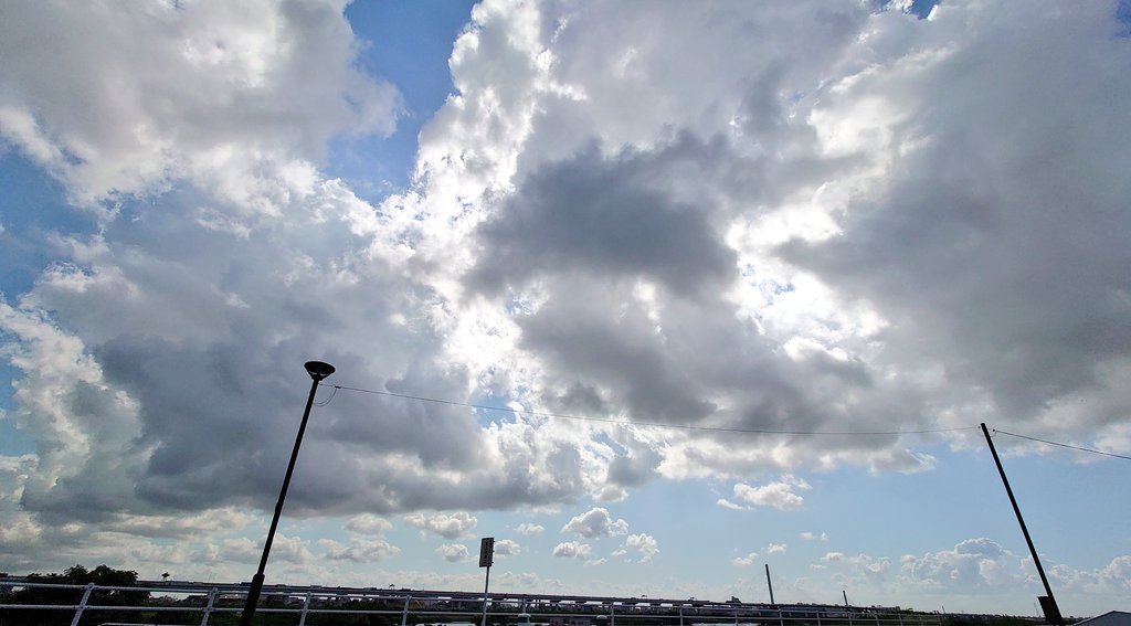 _dee_hii's tweet photo. 今日も一日無事におわりました

空に雲

みんなおつかれ
#みんなの風景写真 #空がある風景  #you39RT  #ケサソラ https://t.co/m5b5xrrpSC