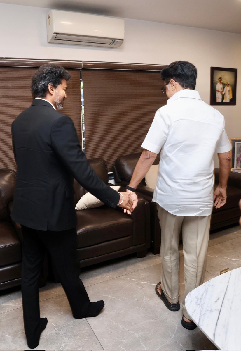 VetrivelEPS2026's tweet photo. மூவரணி இதுக்கு தான் போய் முட்டு குடுக்க போறானுகளா 

டேய் சோறு தான்டா திங்கறீங்க மானங்கெட்ட பசங்களா.

@EPSTamilNadu எங்க ஐயா சிங்கம்டா 🌱🥰 https://t.co/7Vv3cVW0tN