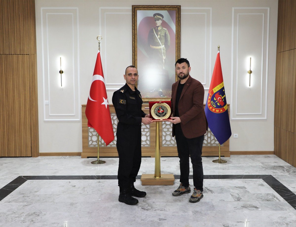 onder_agca's tweet photo. "Bitti" denilen yerde, "Biz geldik!" diyenlerin yanındaydık... 🇹🇷

Bir neferi ve Gazisi olmaktan şeref duyduğum Jandarma Genel Komutanlığımızın göz bebeği; JAK ve JOPER birliklerimizi ziyaret ettim.

​Suyun derinliklerinden dağların zirvesine, en zorlu operasyonlardan arama kurtarma faaliyetlerine kadar her alanda jandarmamızın hareket kabiliyeti ve teknolojik üstünlüğü göğsümüzü kabartıyor. Modern teçhizatla birleşen o sarsılmaz milli ruhu yerinde görmek, benim için madalyaların en güzeliydi.

​Bizleri en üst düzeyde, samimiyetle karşılayan kıymetli komutanlarımıza ve demir bilekli, çelik yürekli kahramanlarımıza şükranlarımı sunuyorum.

​Jandarma, Türkiye’nin huzur sigortasıdır. Rabbim ayağınıza taş değdirmesin. 🦅

​#Jandarma #JÖPER #JAK #Gazi #VatanSağolsun #Kahramanlar #JGK