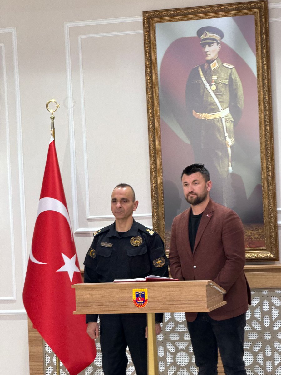 onder_agca's tweet photo. "Bitti" denilen yerde, "Biz geldik!" diyenlerin yanındaydık... 🇹🇷

Bir neferi ve Gazisi olmaktan şeref duyduğum Jandarma Genel Komutanlığımızın göz bebeği; JAK ve JOPER birliklerimizi ziyaret ettim.

​Suyun derinliklerinden dağların zirvesine, en zorlu operasyonlardan arama kurtarma faaliyetlerine kadar her alanda jandarmamızın hareket kabiliyeti ve teknolojik üstünlüğü göğsümüzü kabartıyor. Modern teçhizatla birleşen o sarsılmaz milli ruhu yerinde görmek, benim için madalyaların en güzeliydi.

​Bizleri en üst düzeyde, samimiyetle karşılayan kıymetli komutanlarımıza ve demir bilekli, çelik yürekli kahramanlarımıza şükranlarımı sunuyorum.

​Jandarma, Türkiye’nin huzur sigortasıdır. Rabbim ayağınıza taş değdirmesin. 🦅

​#Jandarma #JÖPER #JAK #Gazi #VatanSağolsun #Kahramanlar #JGK