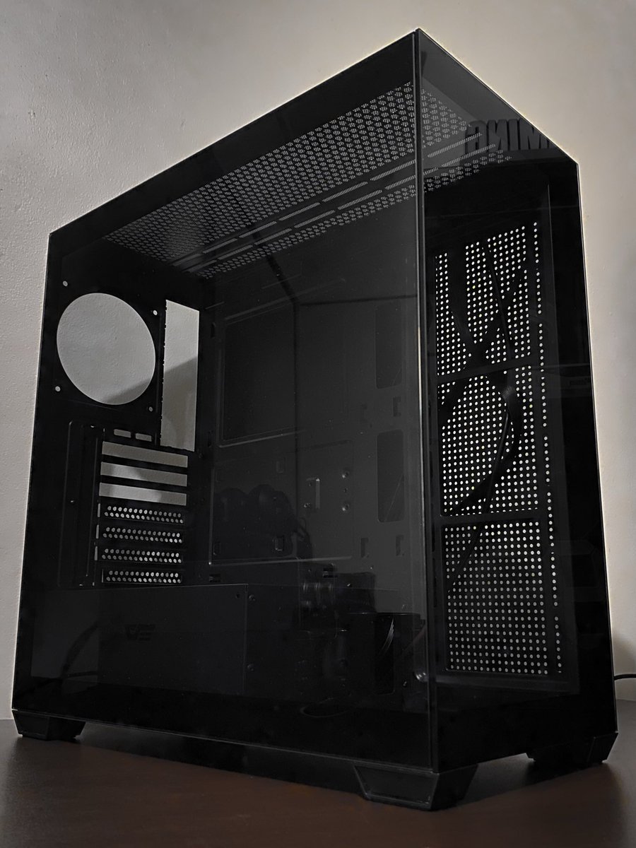 PLANET0071's tweet photo. 黒のピラーレスPCケース　
プレゼントキャンペーン！

ピラーレススタイルのミドルタワーPCケース Darkflash DS900(中古)を抽選で1名様にプレゼント！

応募方法
①@PLANET0071 をフォロー
②このポストをリポスト
③リプライで、今注目のゲームタイトルを教えてください！

応募期間は2026年5月11日〜5月31日までとなっております。
地域限定の為、注意事項を必ずご確認ください。

注意事項
・発送先は東北、関東、信越、北陸、中部、関西地方に限ります。(離島を除く)
対象地方でない、離島である場合には発送出来ませんのでご了承ください。
・商品は購入後、3ヶ月ほど使用した中古品になります。一部付属品や説明書等がありません。　また使用感ある傷等ありますので、予めご了承ください。
・応募および抽選結果の発表時点で @PLANET0071 をフォローされている必要があります。
・応募期間中にリポストが完了していること。
・当選者にはDMにてご連絡いたします。
(DM送信後、48時間以内にご返信がない場合は当選無効となります)
・当選発表は当アカウントから当選者へのDM通知をもって代えさせていただきます。
・賞品のお渡し後の保証は一才ございません。
・賞品の発送は日本国内かつ対象地方のみ。
・個人情報は賞品発送の目的にのみ使用し、発送完了後に削除します。
・本キャンペーンはX Corp.、Darkflash Infotech Co., Ltd. および代理店等とは一切関係ありません。
・応募をもって本規約に同意したものとみなします。