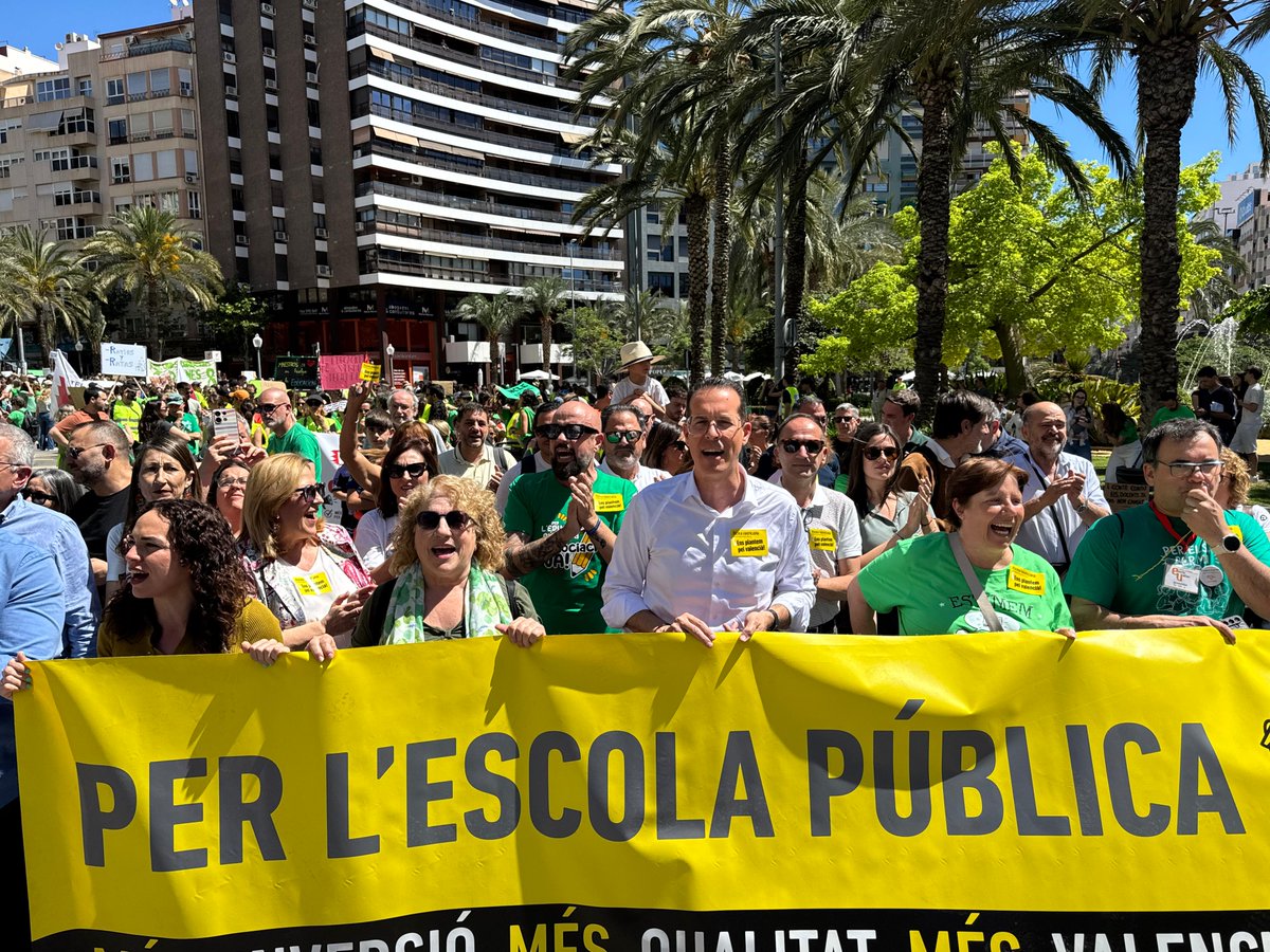 SocialistesVal's tweet photo. 💚Tot el nostre suport a la comunitat educativa que ha eixit als carrers del País València per a exigir respostes, millores i garanties.

Negociació ja!✊ https://t.co/pjZgQhzvb7