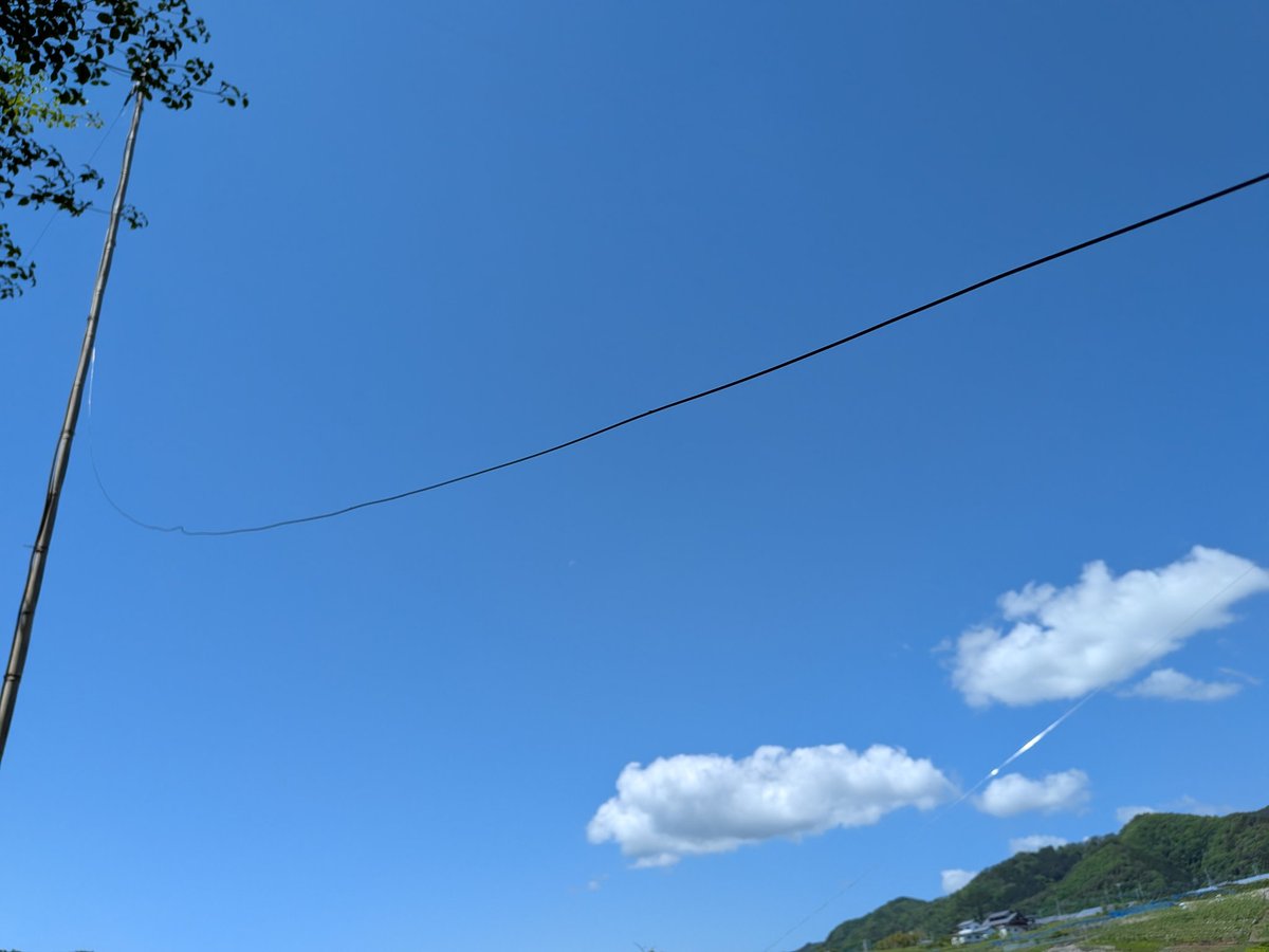 JA1_40804's tweet photo. 1.8Mhzのアンテナは東西と南北にフルサイズのダイポールアンテナを2本張ってるのですが、
先日の強風でワイヤーが垂れ下がってしまい今日修理しました、調整はまた後日！
ダイポールは写真写りが悪い、ほぼ青空です😂 https://t.co/B8FaDaPMYO