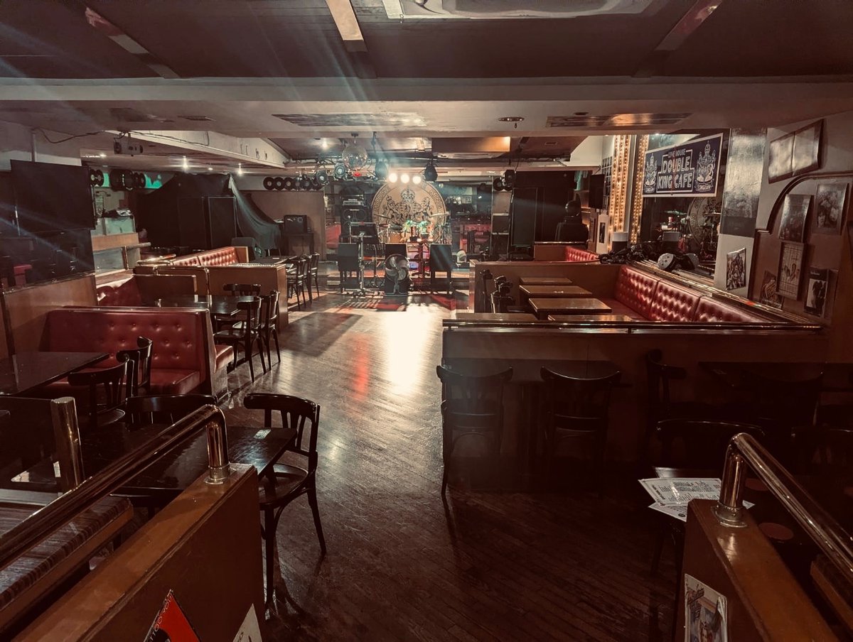 kking_cafe's tweet photo. <店内紹介💁‍♂️>

当店ではライブハウスとしては勿論
イベントのない日にはバー営業、
そして各種貸切り等
様々な用途にも
ご利用いただけます🥂🥊

まずはお気軽にお問い合わせください🫶

#姫路　#ライブハウス   #BAR https://t.co/JrKd0T5lw2