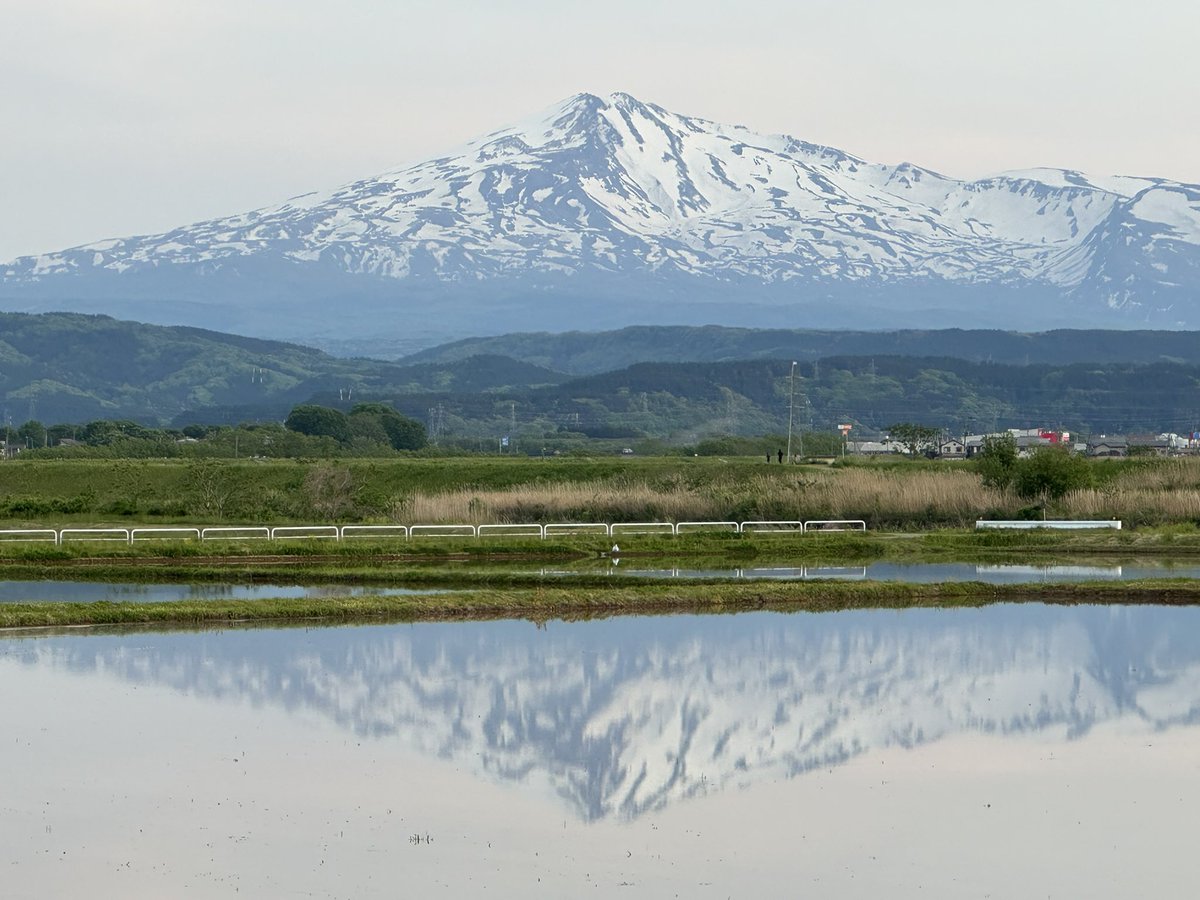 今時期限定の逆さ鳥海山🗻 秋田県立大学本荘キャンパス付近からの眺め