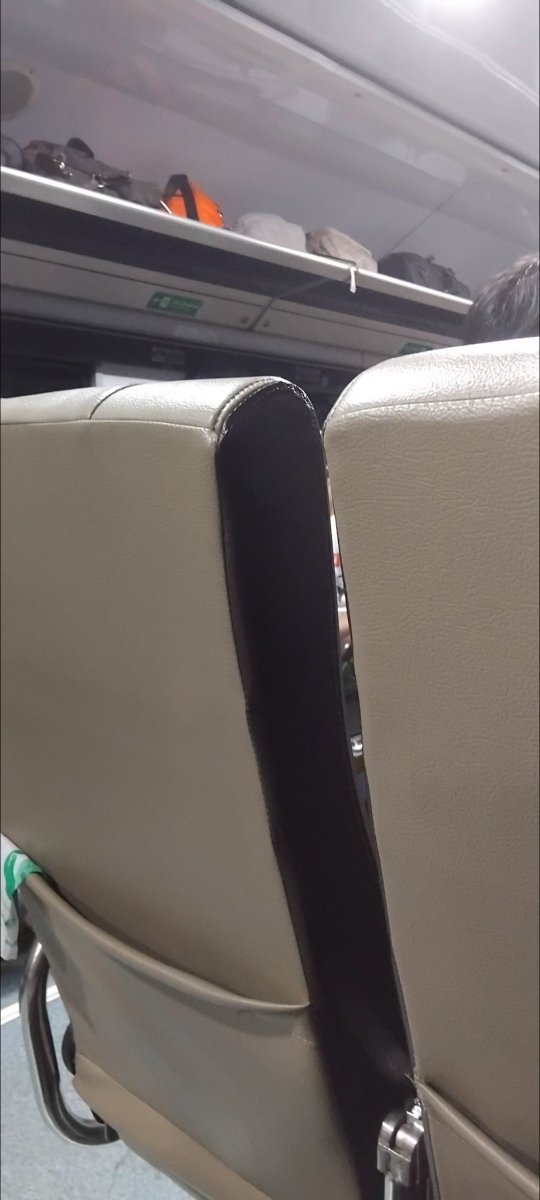 sadboyriril's tweet photo. Ka 300 jam 18:21 harusnya dah berangkat Karawang, ini jam 18:18 baru berangkat cikarang.. telat trosss https://t.co/wDqDmoNVP4