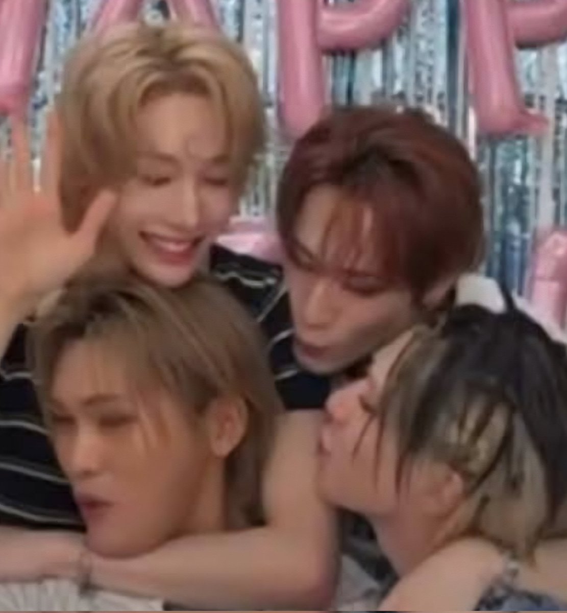 Reminding everyone that if we get that first win, the lovies/Rui will kiss Hyun onstage 🫠 

Keep collecting app currencies!