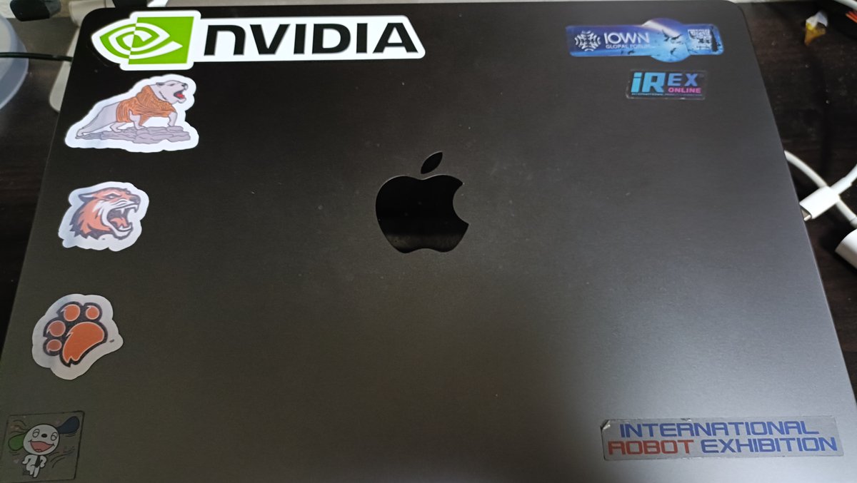 MacBookProにNVIDIAステッカーを貼ってしまえば、このマシンはAIに強く