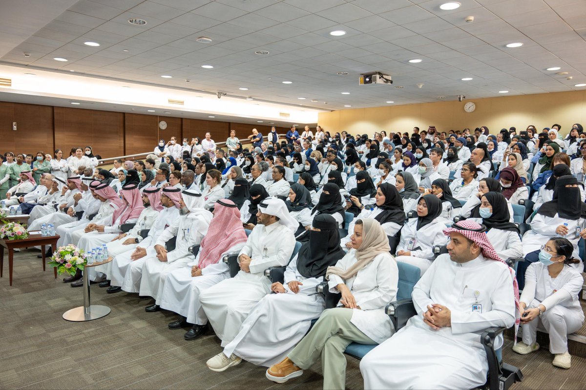 NGHAnews's tweet photo. نظّمت إدارة التمريض بمدينة الملك عبدالعزيز الطبية بالرياض، بالشؤون الصحية بوزارة الحرس الوطني، احتفالًا بمناسبة #اليوم_العالمي_للتمريض، بحضور معالي المدير العام التنفيذي الدكتور بندر بن عبدالمحسن القناوي، وقيادات الشؤون الصحية.

وشهد الحفل تكريم نخبة من الممرضين والممرضات؛ تقديرًا لجهودهم المخلصة، وإسهاماتهم البارزة، وتفانيهم المستمر في خدمة المرضى، بما يجسد مكانة التمريض كشريك أساسي في نجاح الرعاية الصحية.

#MNGHA