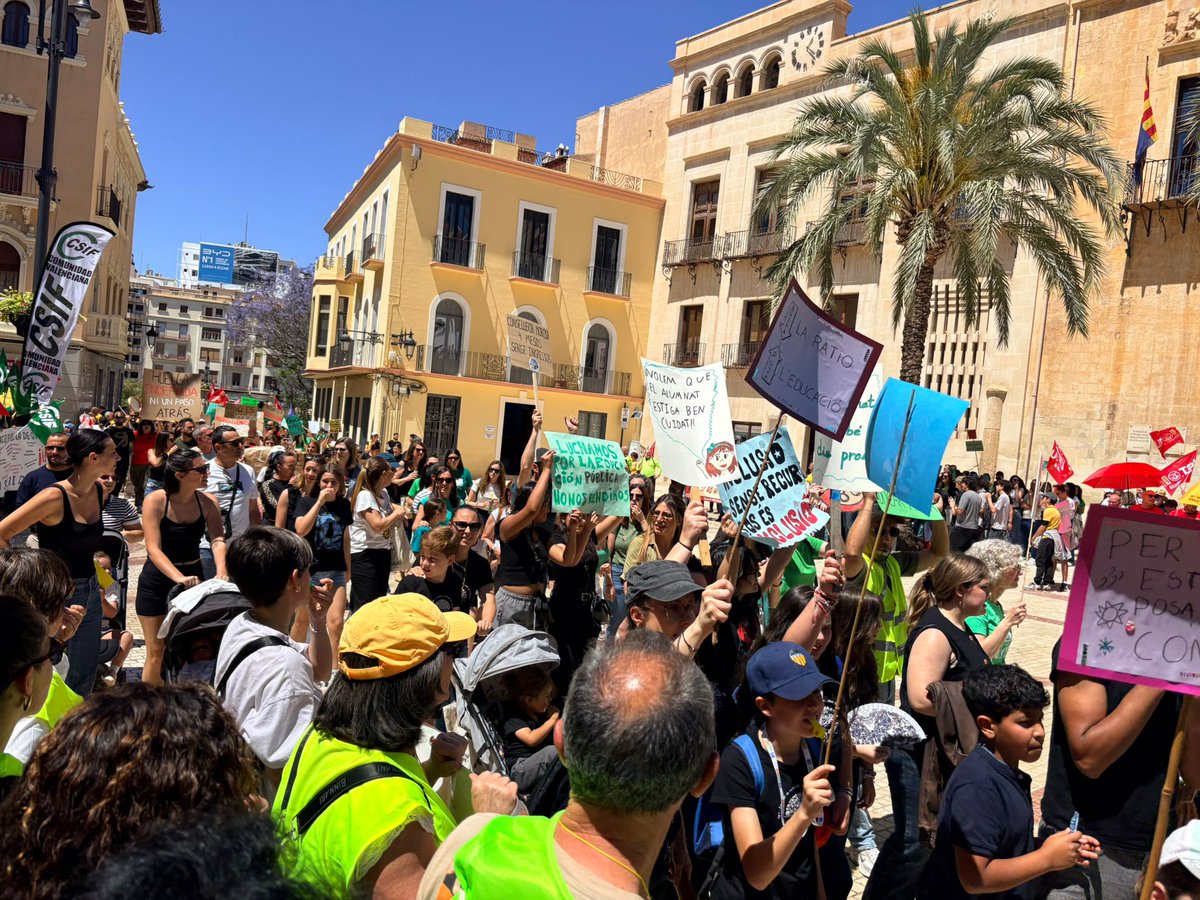 SocialistesVal's tweet photo. 💚Tot el nostre suport a la comunitat educativa que ha eixit als carrers del País València per a exigir respostes, millores i garanties.

Negociació ja!✊ https://t.co/pjZgQhzvb7
