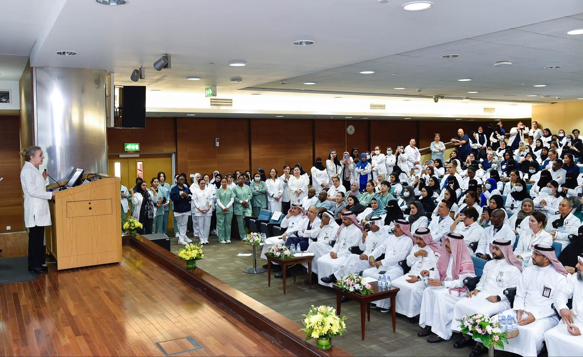 NGHAnews's tweet photo. نظّمت إدارة التمريض بمدينة الملك عبدالعزيز الطبية بالرياض، بالشؤون الصحية بوزارة الحرس الوطني، احتفالًا بمناسبة #اليوم_العالمي_للتمريض، بحضور معالي المدير العام التنفيذي الدكتور بندر بن عبدالمحسن القناوي، وقيادات الشؤون الصحية.

وشهد الحفل تكريم نخبة من الممرضين والممرضات؛ تقديرًا لجهودهم المخلصة، وإسهاماتهم البارزة، وتفانيهم المستمر في خدمة المرضى، بما يجسد مكانة التمريض كشريك أساسي في نجاح الرعاية الصحية.

#MNGHA