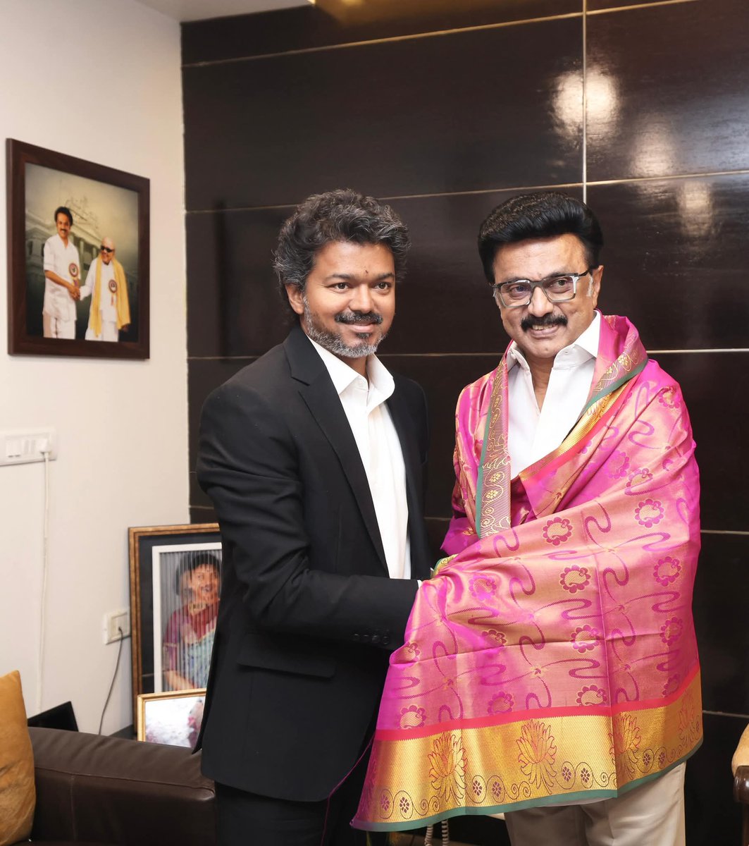 shantpr's tweet photo. மாண்புமிகு தமிழ்நாடு முதலமைச்சராகப் பொறுப்பேற்றுள்ள திரு. விஜய் அவர்களுக்கு அன்பு நிறை வாழ்த்துகள். 💐🙏

 இந்த அரசியல் நாகரிகம் ஓங்கட்டும்.
செழித்து தொடரட்டும்.🖤

Tvk Vijay 💐🙏
Udhayanidhi Stalin 🖤

#Udhayanidhi https://t.co/6Z1iDstuN6