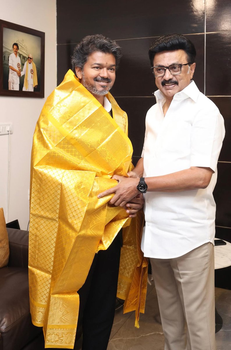 shantpr's tweet photo. மாண்புமிகு தமிழ்நாடு முதலமைச்சராகப் பொறுப்பேற்றுள்ள திரு. விஜய் அவர்களுக்கு அன்பு நிறை வாழ்த்துகள். 💐🙏

 இந்த அரசியல் நாகரிகம் ஓங்கட்டும்.
செழித்து தொடரட்டும்.🖤

Tvk Vijay 💐🙏
Udhayanidhi Stalin 🖤

#Udhayanidhi https://t.co/6Z1iDstuN6