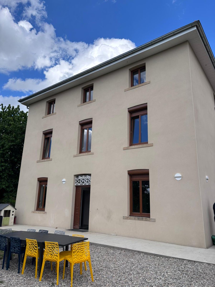 CDIsere's tweet photo. La Maison d'accueil d'urgence l'Hermitage accueille depuis janvier 6 jeunes enfants confiés au @CDIsere
Cet ancien presbytère  a été rénové avec l'aide du Département pour offrir aux enfants un cadre chaleureux et sécurisant dans ces moments difficiles.
ℹ️https://t.co/mq34UOSAHT https://t.co/6ylGszSVhT