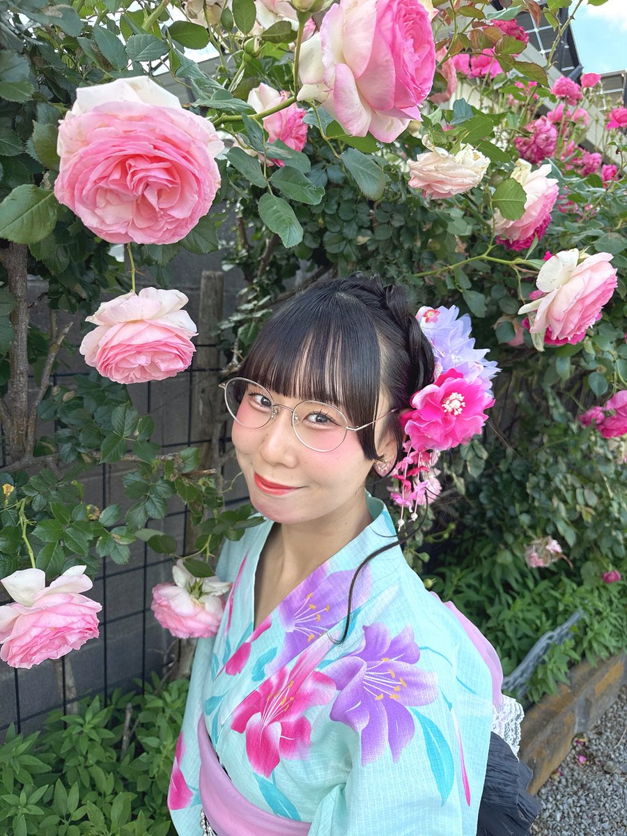 今年もおばあちゃん家のバラが咲きました🌹 この写真は朝の6時半に撮っ