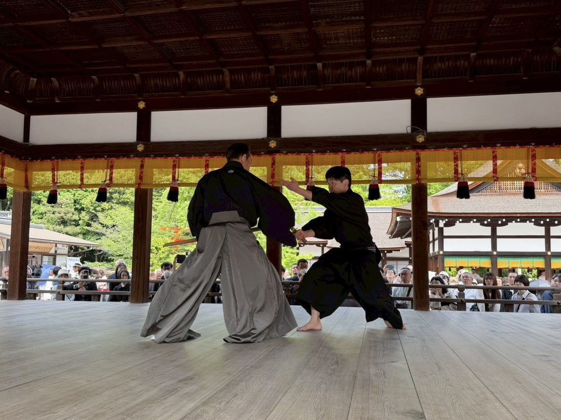 taishazanmai's tweet photo. 新緑まぶしい五月、下鴨神社古武道奉納奉告祭にて演武を奉納させていただきました。
由緒ある御社にて武の道を奉告できましたこと、心より感謝申し上げます。

#タイ捨流 #日本古武道振興会 #下鴨神社 https://t.co/rM2Pq2ICHv