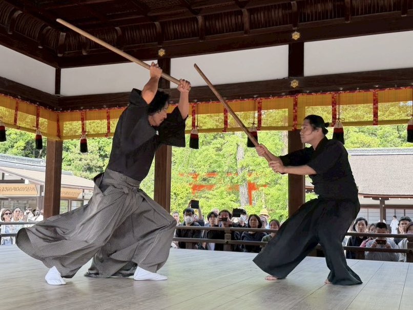 taishazanmai's tweet photo. 新緑まぶしい五月、下鴨神社古武道奉納奉告祭にて演武を奉納させていただきました。
由緒ある御社にて武の道を奉告できましたこと、心より感謝申し上げます。

#タイ捨流 #日本古武道振興会 #下鴨神社 https://t.co/rM2Pq2ICHv