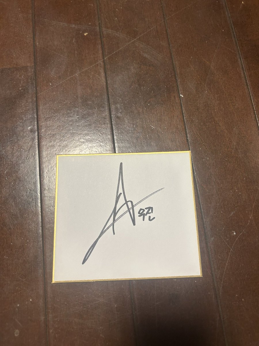 pumpkin_pie0102's tweet photo. 20260511 개인 물품 사인회　강우진🦊

티셔츠를 가지고 갔는데 사인 쓰는 걸 실패해서 정말 미안해하는 모습이 정말 귀여웠어 ᄏᄏᄏᄏ 2부 때는 색지를 가지고 갔더니 자신만만하게 사인하고 잘 걸었어! 아이돌 1학년 기타 소년이 정말 귀엽네요🩵🩵

#FLAREU  #강우진 https://t.co/91zYK4E2x5