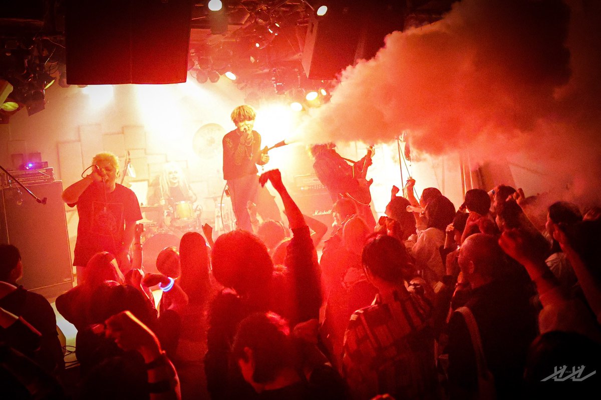 8Tomot's tweet photo. ゼゼ始動主催【ゼロフェス】ありがとうございました！

昼間から下北沢2会場沢山楽しんでくれたみたいで嬉しい。

出演してくれた15バンドもありがとうございました！
早い時間になっちゃったバンドやライブ見れなかったバンド、最後挨拶できなかったり、ゼロフェスが最後になったバンドもいたけど
きっとかっけーライブしてくれてたと信じてるのでまたこれからもゼゼをよろしくお願いしやす！🤝

2会場行き来してるときに良くみんなともすれ違ったけど、ちゃんとみんなが１日楽しむって気持ちと思いやりのおかげで良い日になったと思う！

次は8/11 at渋谷club asia
ゼゼ主催【PLAY PARK】supported by激ロック
この日も良い日作りにいきましょ🤘
#ゼロフェス