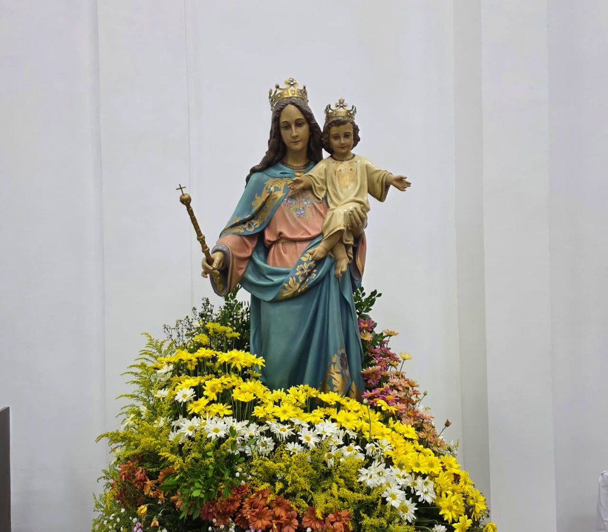 ConsejoParaguay's tweet photo. En la mañana de este lunes, a las 07:00 horas, se llevó a cabo en la sede del Consejo de la Magistratura la recepción de la Imagen Peregrina de María Auxiliadora, en el marco de las celebraciones por la fiesta de la Santa Patrona.

Bajo el lema “María Auxiliadora nos compromete al bien común”, esta significativa iniciativa tuvo como propósito fortalecer la fe, inspirar el compromiso institucional y promover los valores que unen a la comunidad.

La jornada contó con una celebración de la Palabra presidida por el Padre Héctor Fariña, Rector y Párroco del Santuario María Auxiliadora, quien compartió un mensaje de esperanza, servicio y compromiso con el bien común.

Participaron de este importante acontecimiento de fe y comunidad el presidente del Consejo de la Magistratura, Dr. Gerardo Bobadilla; la Dra. Alicia Pucheta; el ministro Dr. Luis María Benítez Riera; el senador Dr. Édgar López; así como directivos, funcionarios e invitados especiales de la institución, quienes acompañaron con recogimiento y fervor esta emotiva actividad religiosa.