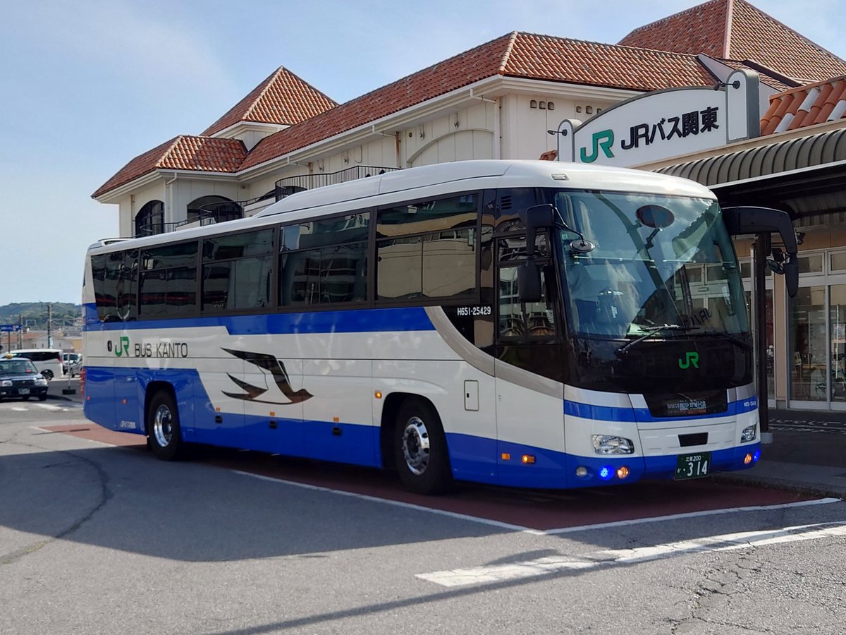 TGenki7's tweet photo. H651-25429。江東200か314。
東京ベース所属。
この車両は44席のトイレ付きですが使用路線は、なのはな号.御殿場線がほとんど。
恐らくトランクルームのスライド式ラゲッジキャリアが装備されてないから荷物が多い成田線には充当されてないのではないかと思います。
#JRバス関東
#なのはな号 https://t.co/fSRbXwAXdQ