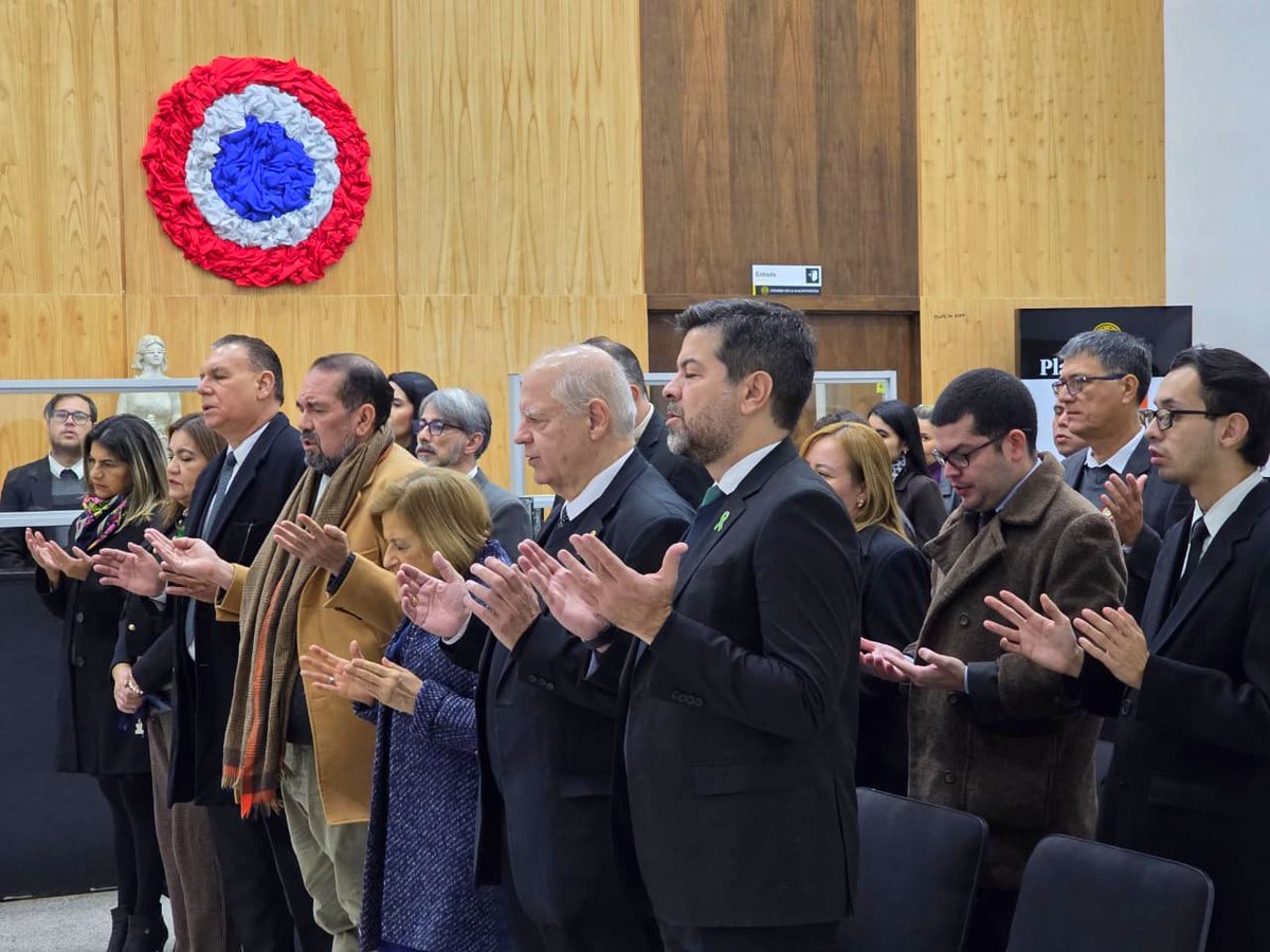 ConsejoParaguay's tweet photo. En la mañana de este lunes, a las 07:00 horas, se llevó a cabo en la sede del Consejo de la Magistratura la recepción de la Imagen Peregrina de María Auxiliadora, en el marco de las celebraciones por la fiesta de la Santa Patrona.

Bajo el lema “María Auxiliadora nos compromete al bien común”, esta significativa iniciativa tuvo como propósito fortalecer la fe, inspirar el compromiso institucional y promover los valores que unen a la comunidad.

La jornada contó con una celebración de la Palabra presidida por el Padre Héctor Fariña, Rector y Párroco del Santuario María Auxiliadora, quien compartió un mensaje de esperanza, servicio y compromiso con el bien común.

Participaron de este importante acontecimiento de fe y comunidad el presidente del Consejo de la Magistratura, Dr. Gerardo Bobadilla; la Dra. Alicia Pucheta; el ministro Dr. Luis María Benítez Riera; el senador Dr. Édgar López; así como directivos, funcionarios e invitados especiales de la institución, quienes acompañaron con recogimiento y fervor esta emotiva actividad religiosa.