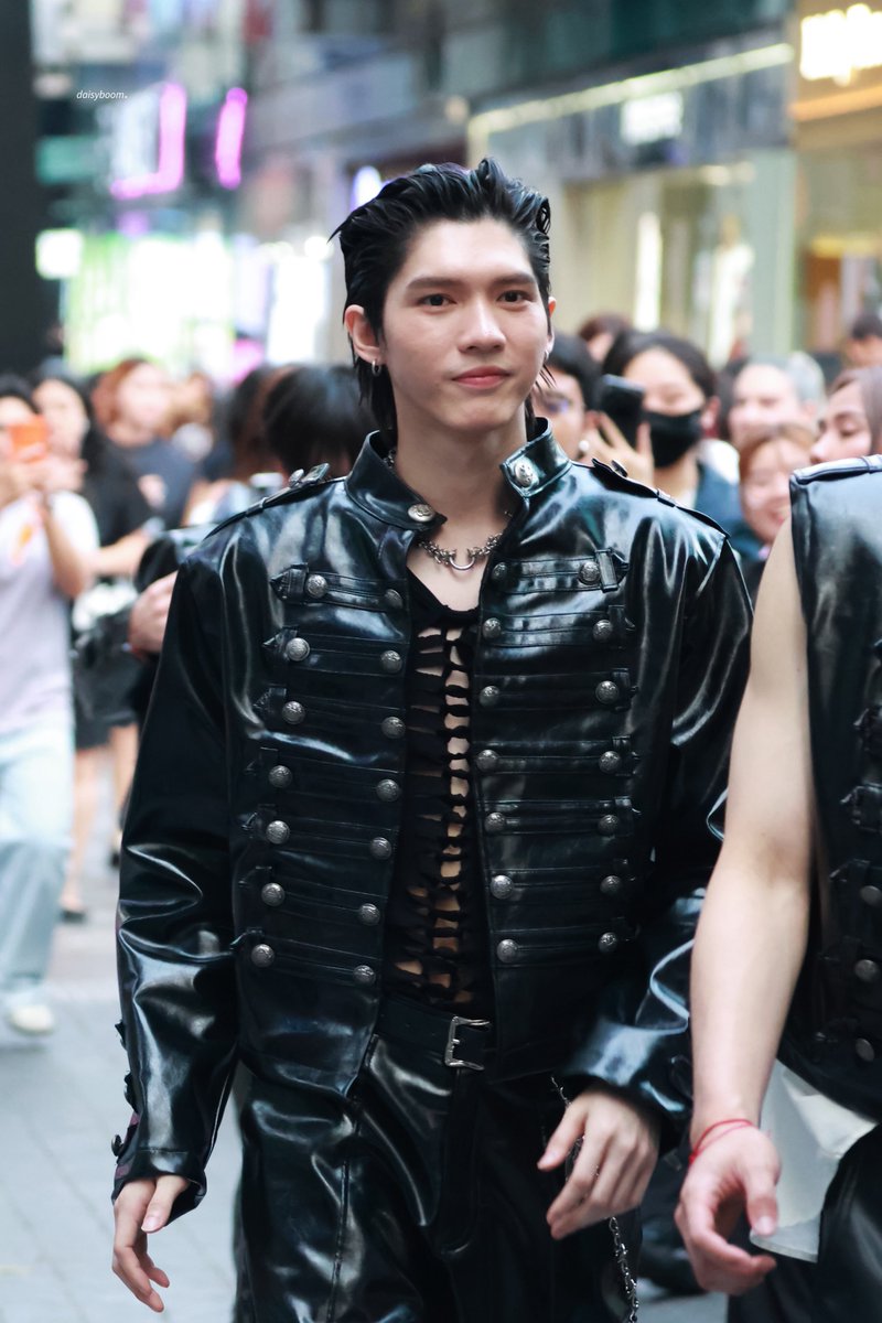 ตายห่*ละ หล่อชห! 

#aou_tnbknr #JASPER 
#LoveSceneJASPERpresstour