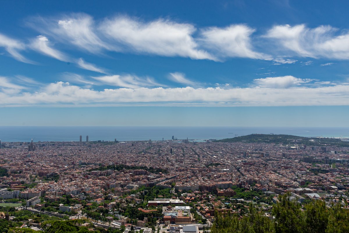 alfons_pc's tweet photo. Nuvols alts cirrus floccus amb virgues aquest migdia a #Barcelona #obsFabra @3CatInfoelTemps @btveltemps @AEMET_Cat @ACOMmeteo @meteocat https://t.co/BM7q5LJWKP