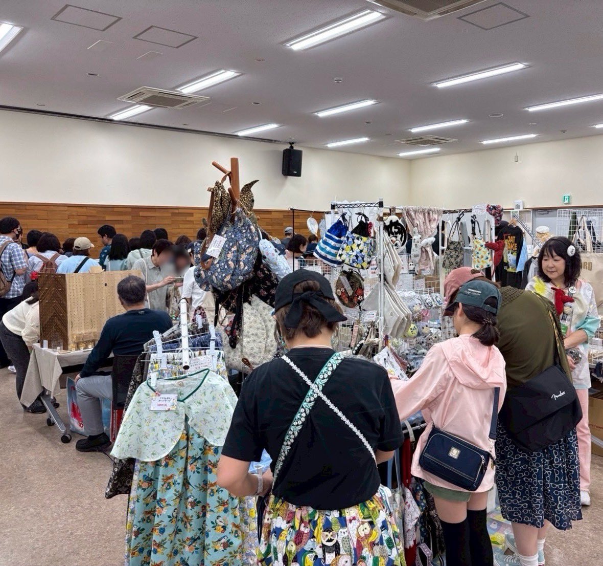 torippu_jp's tweet photo. 第3回「とりっぷ」にご来場いただき、誠にありがとうございました🕊️

当日は、550名を超える皆さまにご来場いただき、会場はたくさんの笑顔と温かな交流に包まれました。
また、約50羽の小鳥たちが新しい家族のもとへ迎えられる素敵なご縁も生まれました🐥

会場では、作家さん・ショップさん・メーカーさんとの会話を楽しむ姿、そして獣医師や鳥保護NPO団体スタッフへ真剣に相談される姿が多く見られ、「とりっぷ」が単なる展示即売会ではなく、“学び”や“つながり”の場になっていることを改めて実感しました。

また、「ことり図書館」では、親子で図鑑や絵本を読んだり、友人同士で購入したグッズを楽しそうに紹介し合う姿がとても印象的で、会場全体に温かな空気が広がっていました📚🌳

このイベントは、ご来場いただく皆さまはもちろん、多くの出店者の皆さまのお力添えによって成り立っています。
心より感謝申し上げます。

とりっぷはこれからも、小鳥を愛する人々がつながり、学び、楽しめる場所へ。
そして、命の温度と正しい知識を広げていく場所であり続けます。

次回の「とりっぷ」は、10月に東京での開催を予定しております✨
また皆さまとお会いできることを楽しみにしております！

#とりっぷ
#小鳥イベント
#鳥好きさんと繋がりたい
#インコ好き
#文鳥好き