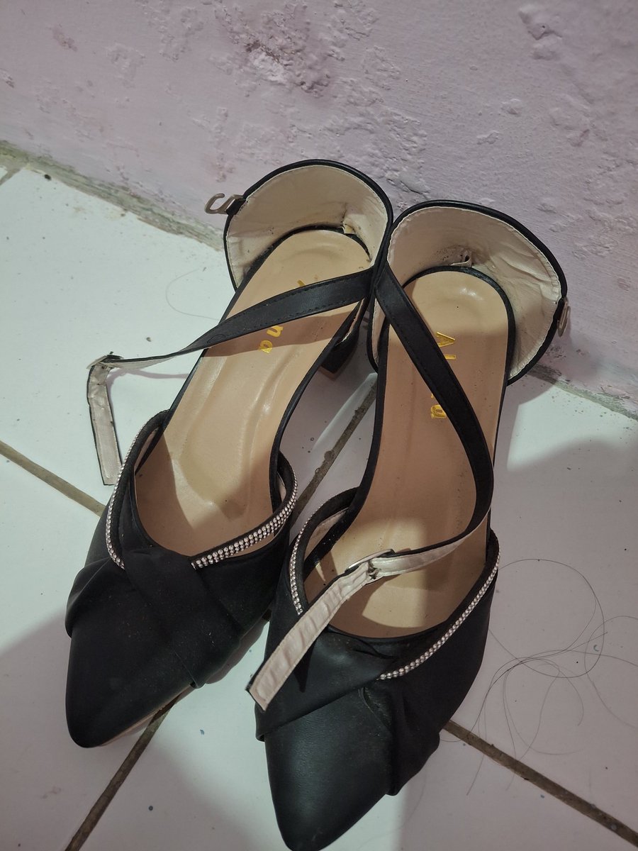 smallchocoo's tweet photo. @flowsxyz ada heels sama nevada size 38 semuanya baru sekali pake aja minat dm ya https://t.co/czDpHjFZ1O