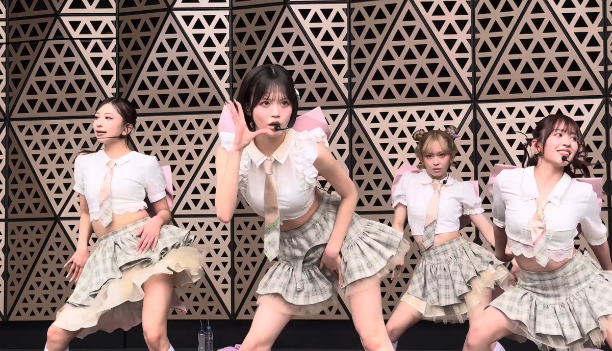 OneFive_Cute97's tweet photo. Todays morning worship ๐โโ๏ธ
I really can't get enough of all the wonderful fancams of the latest performances, the girls are so talented and the visuals are so good ๐
Ahh we have a new #15CH to enjoy later too! I really like watching the girls play in arcades ๐ฅฐ๐
#OneFive https://t.co/mOLcxpNbeT