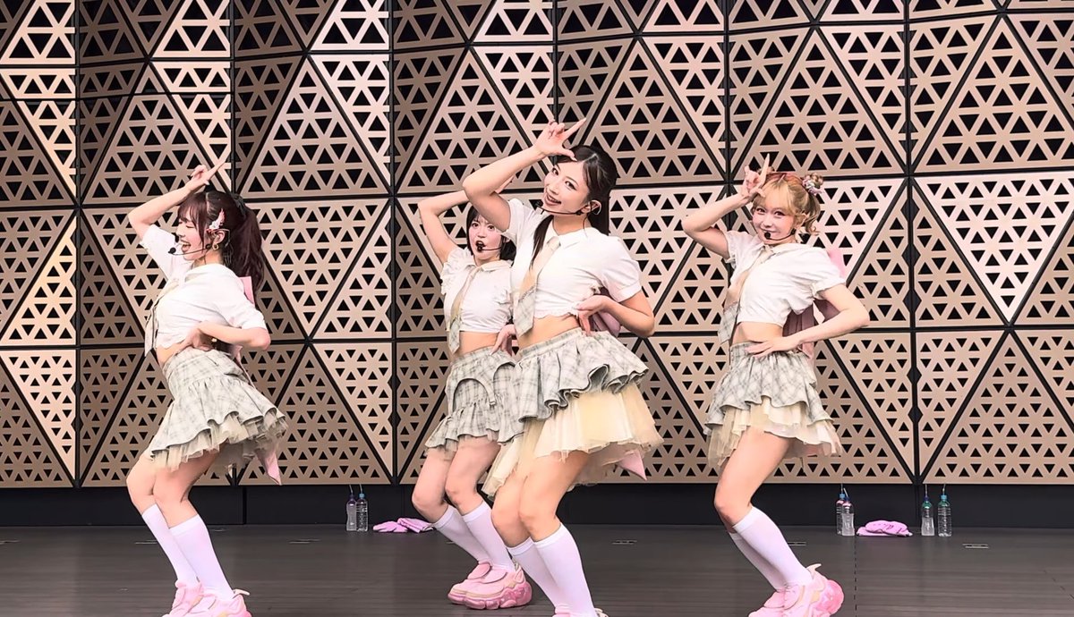 OneFive_Cute97's tweet photo. Todays morning worship ๐โโ๏ธ
I really can't get enough of all the wonderful fancams of the latest performances, the girls are so talented and the visuals are so good ๐
Ahh we have a new #15CH to enjoy later too! I really like watching the girls play in arcades ๐ฅฐ๐
#OneFive https://t.co/mOLcxpNbeT