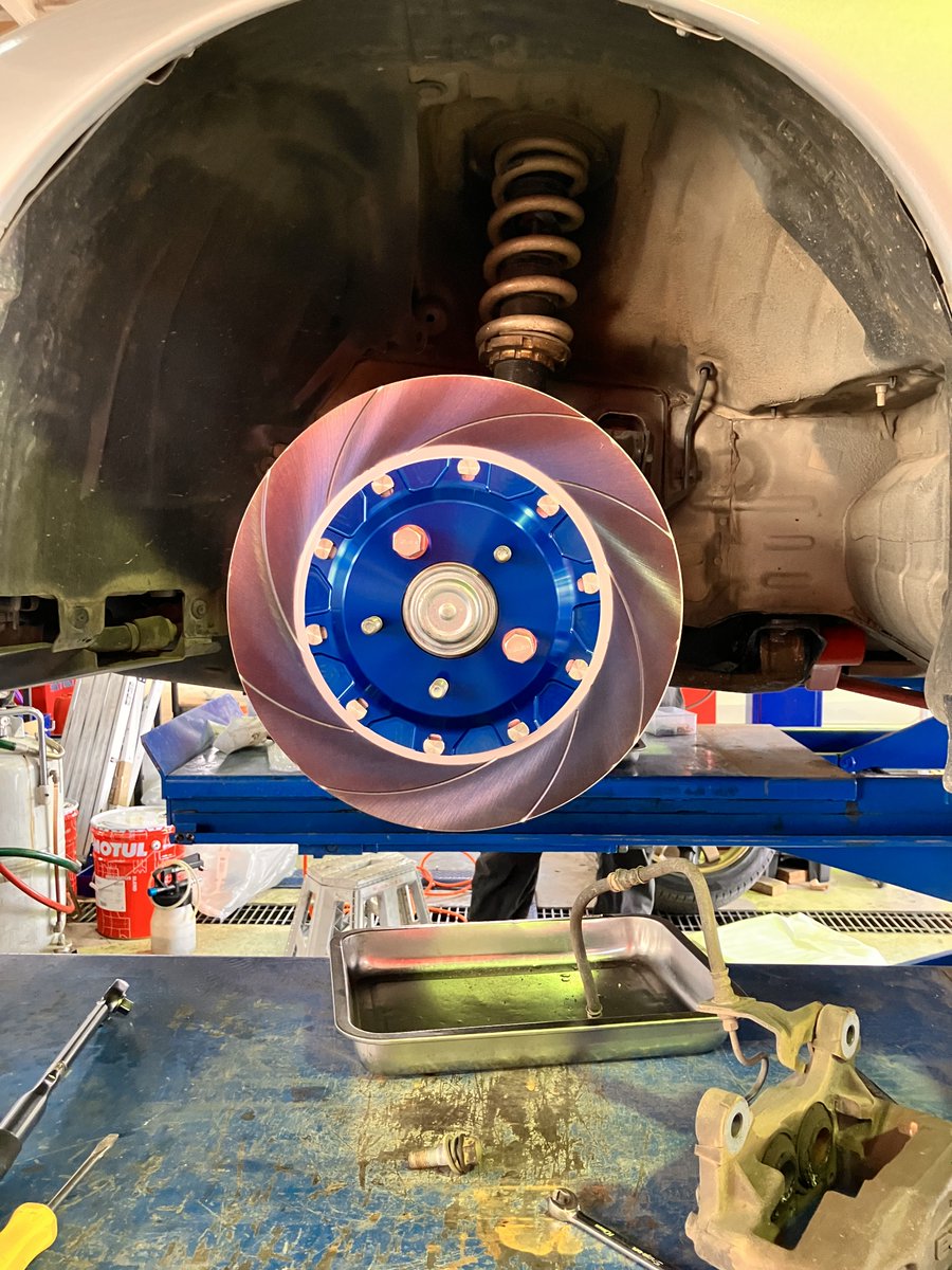 ahead_works's tweet photo. 最近、RX-7とご縁があるAheadです🍙
先日、お客様のFDに装着させていただいたEndlessの焼きが入ったﾌﾞﾚｰｷﾛｰﾀｰなのですが、こんなに綺麗なんですね😳お客様の作業のﾘｸｴｽﾄにより様々な部品が見られて楽しいです♪
さて、AHEADの走行会まで、残り22日‼
エントリーはお早めに♪ https://t.co/qphKLlFnB4