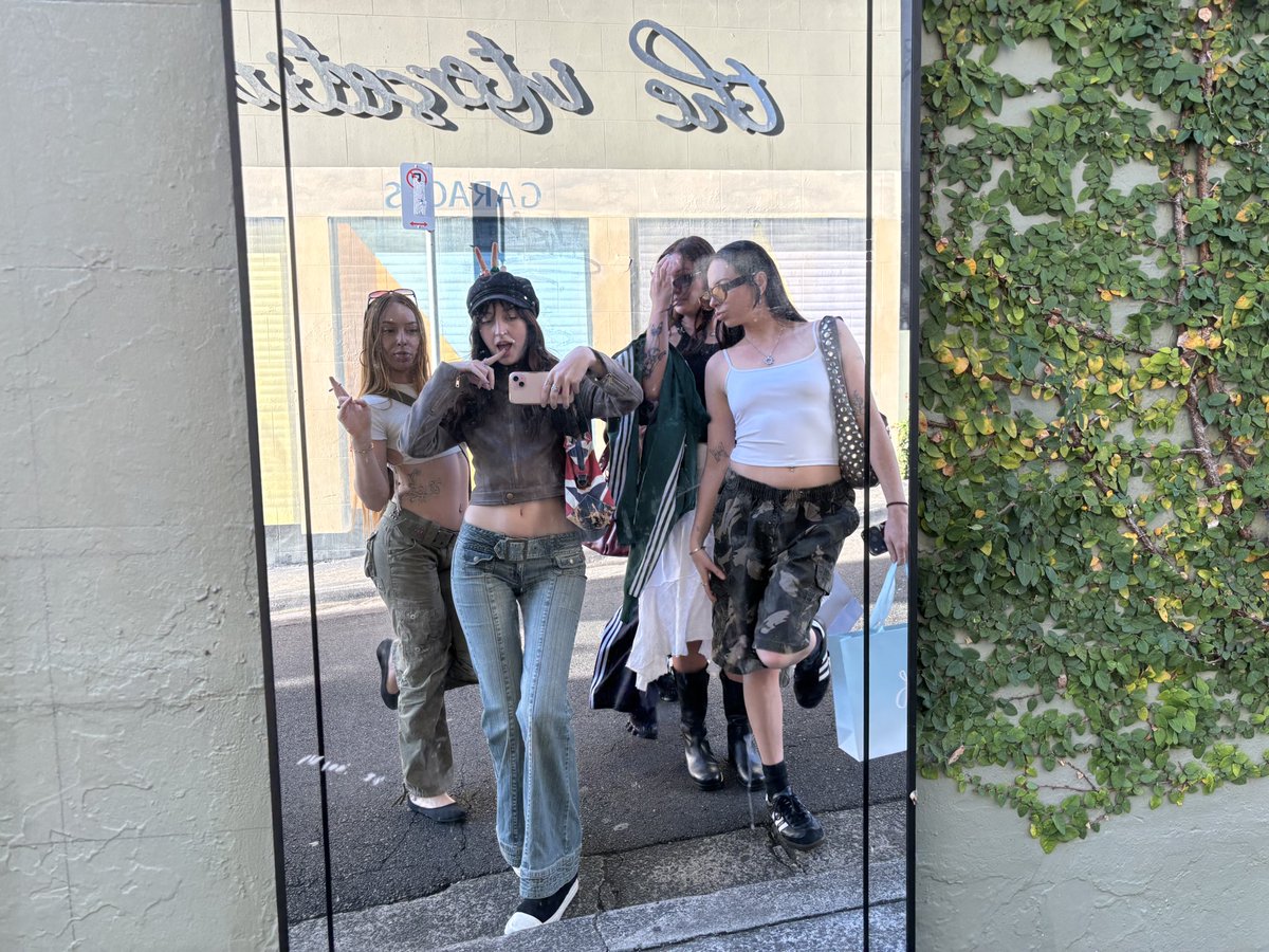 fukshell's tweet photo. <333 my besties https://t.co/eNT0Fs0Pza