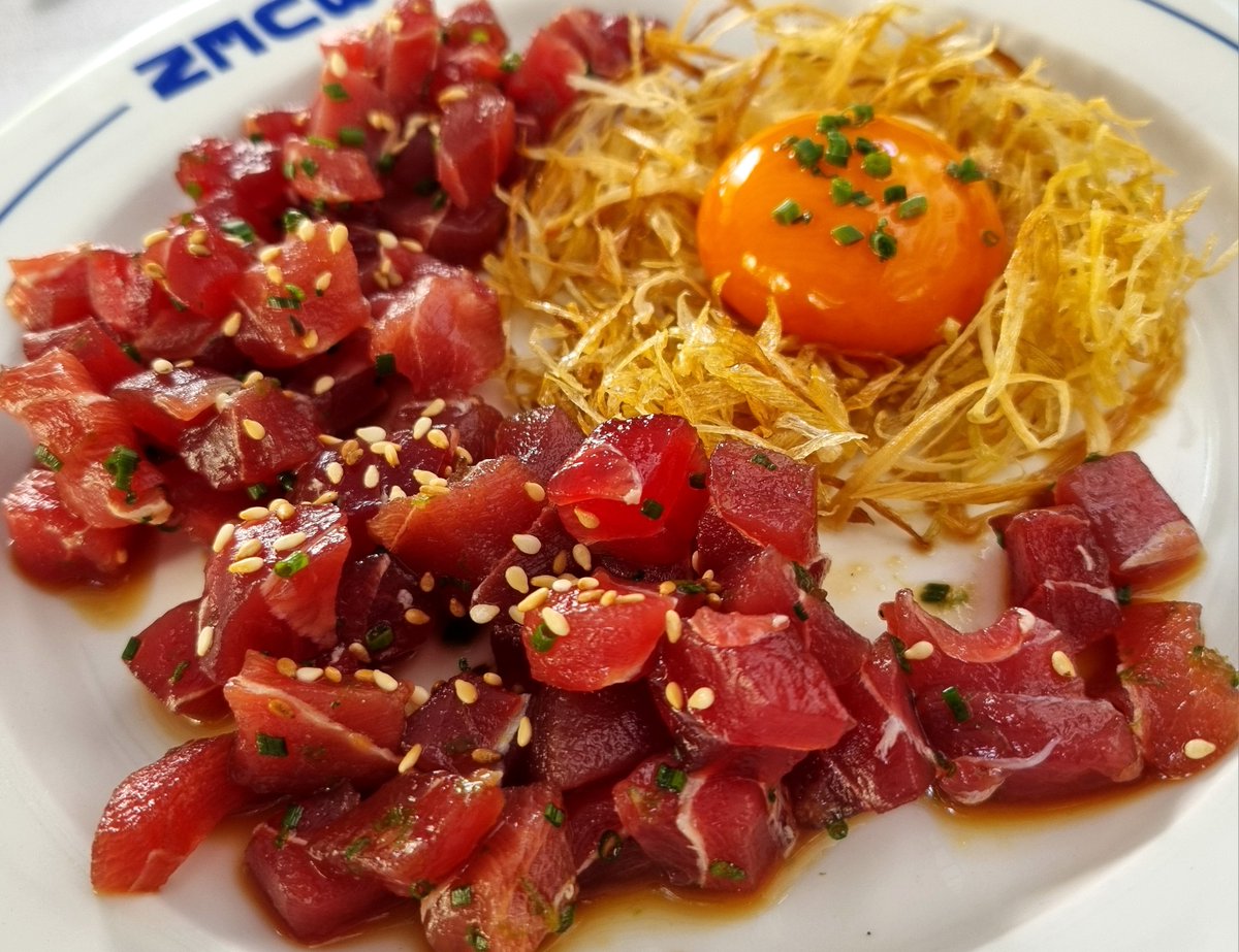 MagazineCBD's tweet photo. Con una cocina pensada para disfrutar a lo grande, #elbuenmadrid mantiene la esencia de un bar de toda la vida con un toque innovador y una carta que te incita a pedirlo TODO. Desde sus montaditos de steak tartar en su punto perfecto de picante hasta el exquisito tartar de atún. https://t.co/8ZTqXizaLG