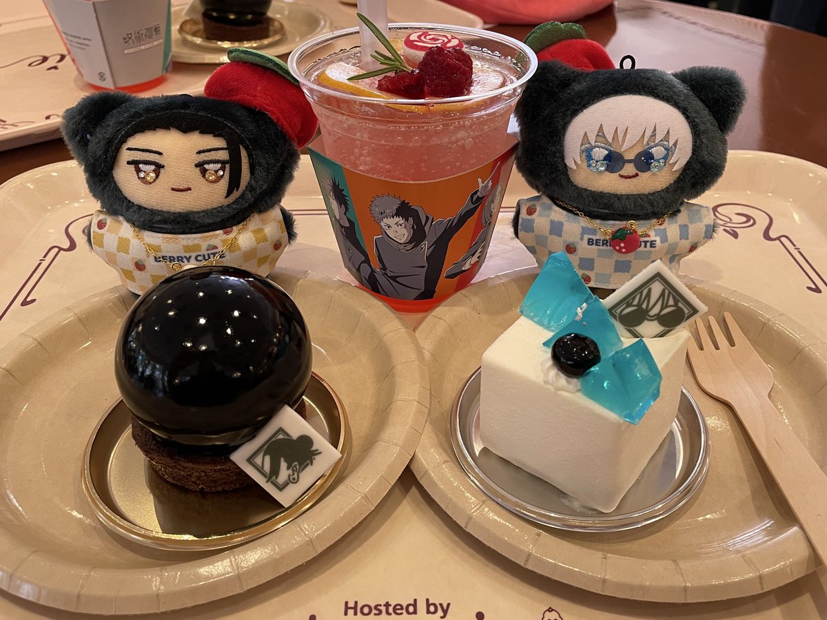 Chiru_ha's tweet photo. ハリドリのさすゆけ、かわいすぎる🩵スイーツしりとりは覚えられなかった🍫
時計台の五夏もよかった☺️
呪霊玉ケーキもおいしかったし大満足💯 https://t.co/eGLnHxhYMx